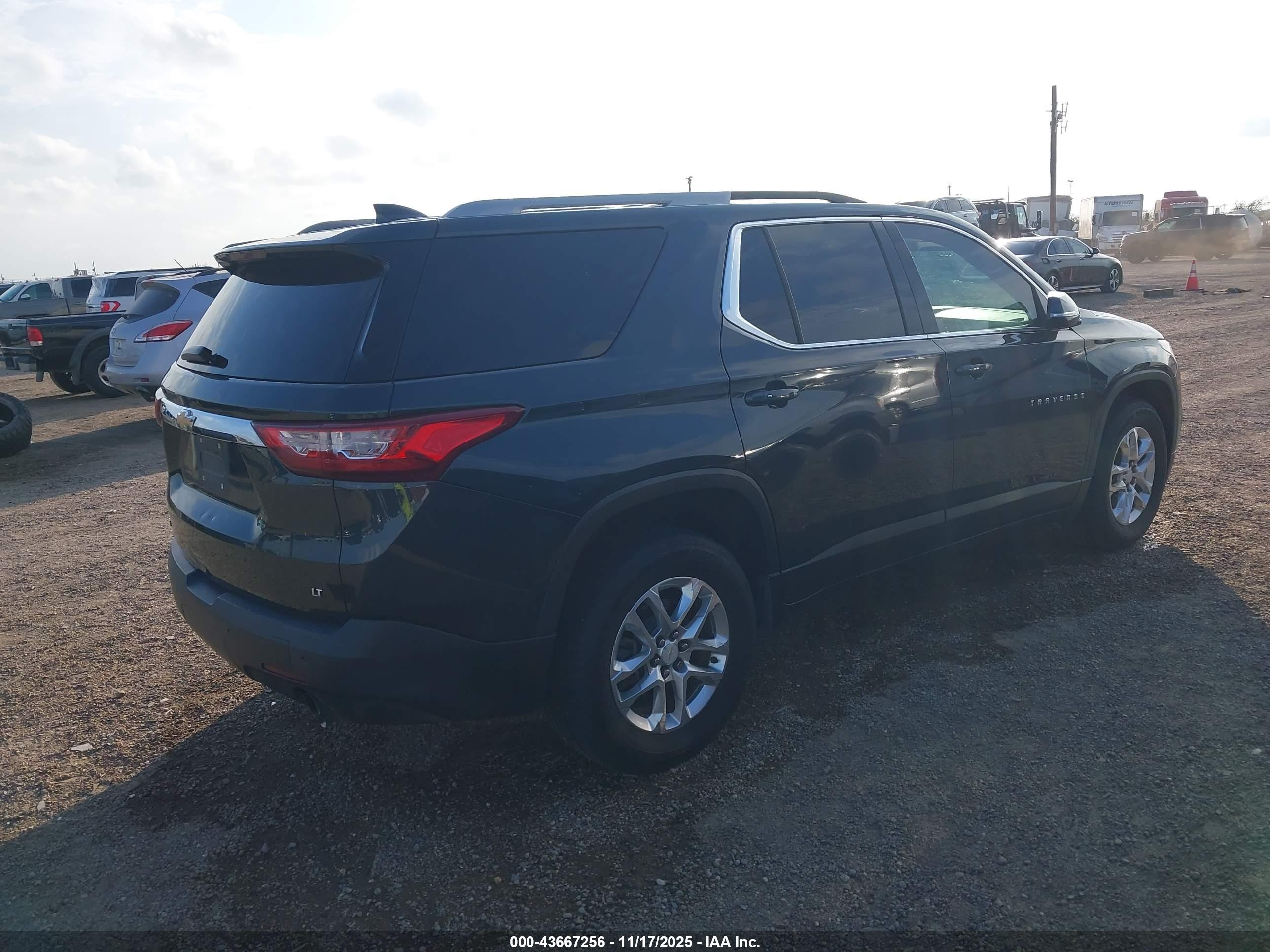 CHEVROLET TRAVERSE image 4