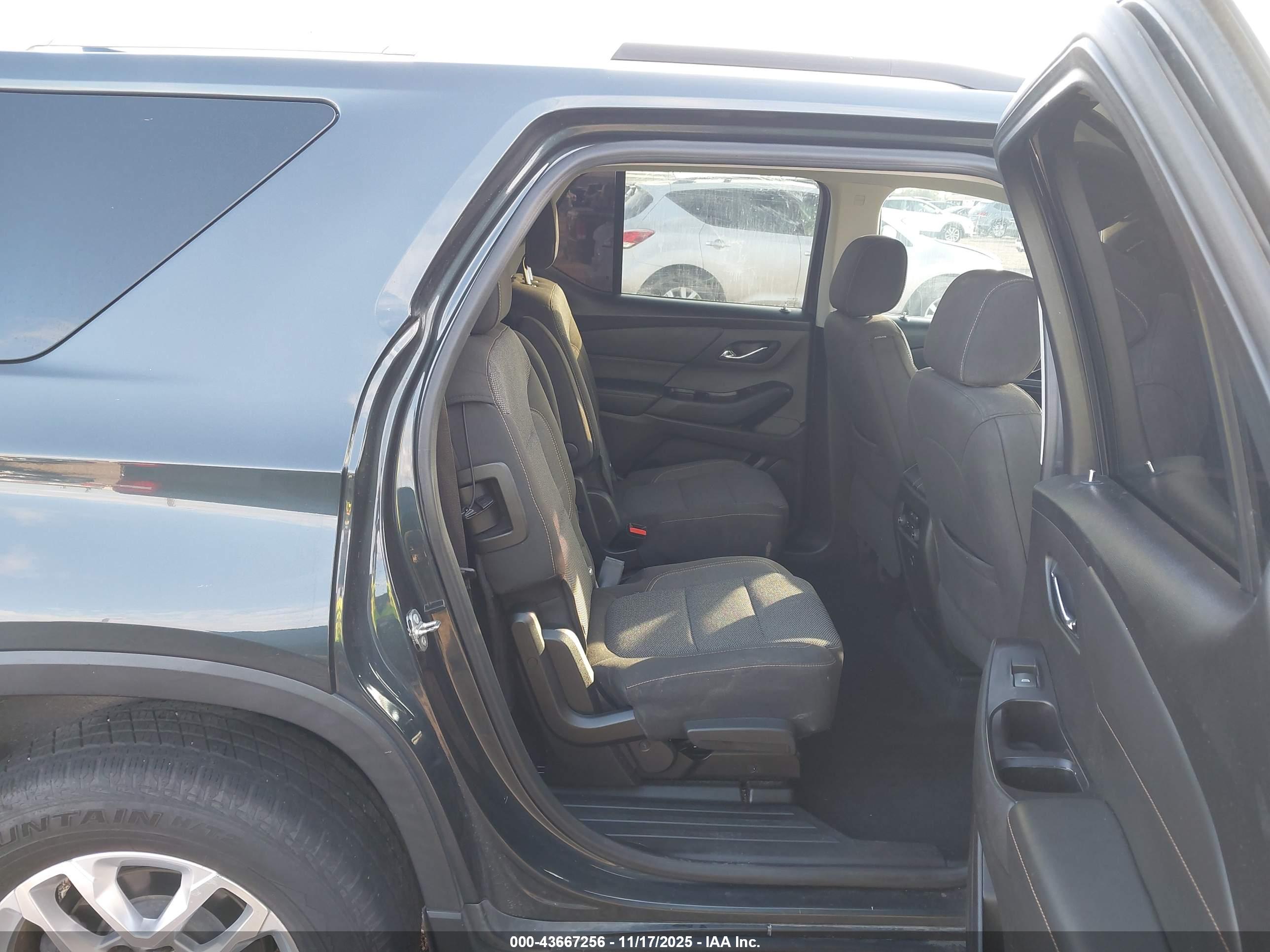 CHEVROLET TRAVERSE image 8