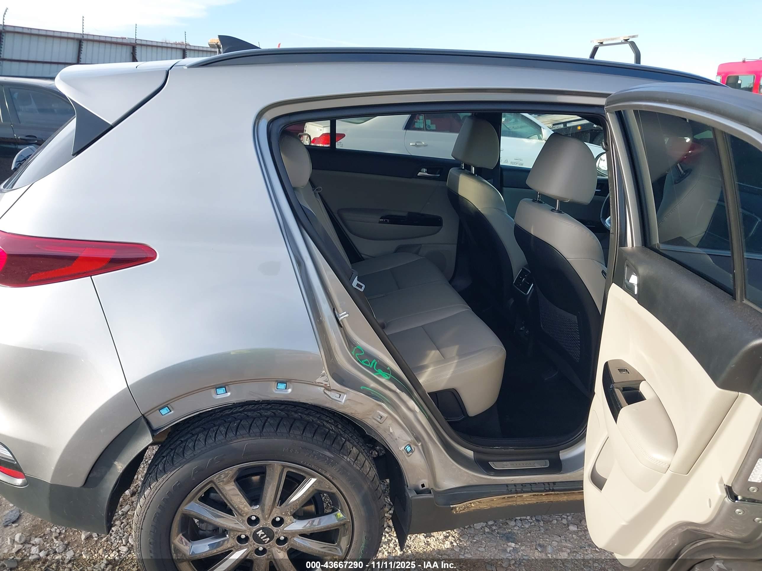 KIA SPORTAGE image 8