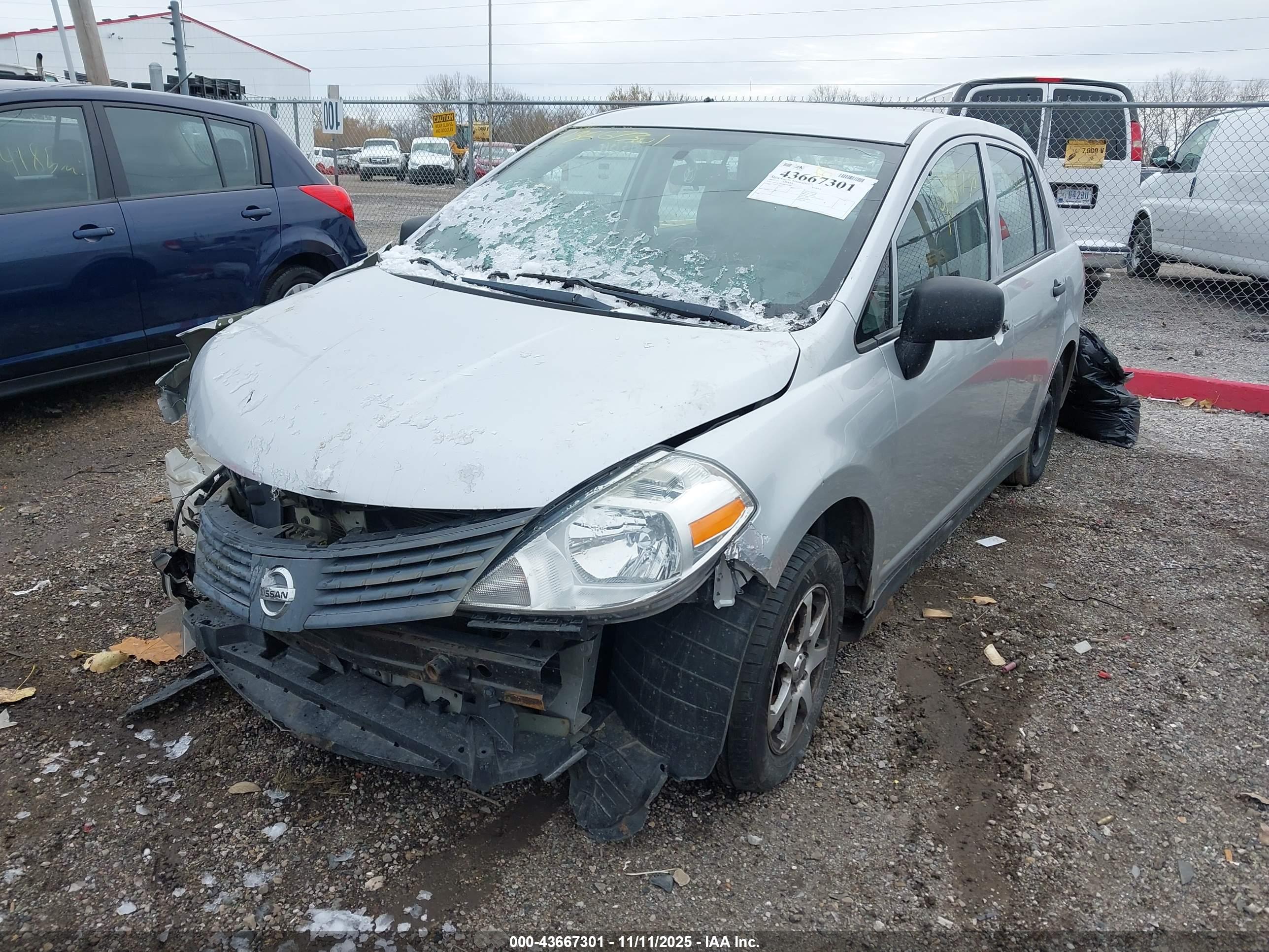 NISSAN VERSA image 2