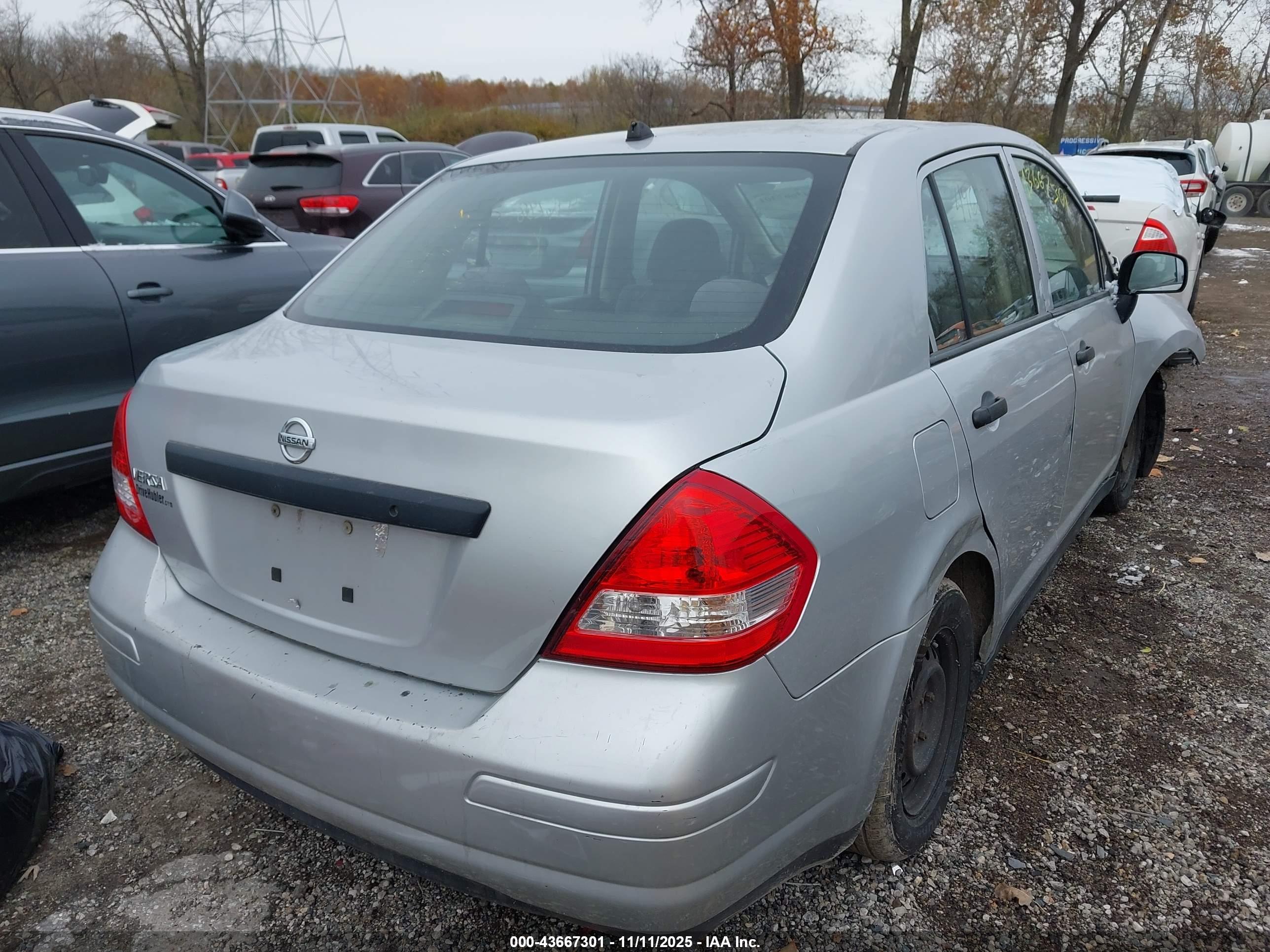 NISSAN VERSA image 4