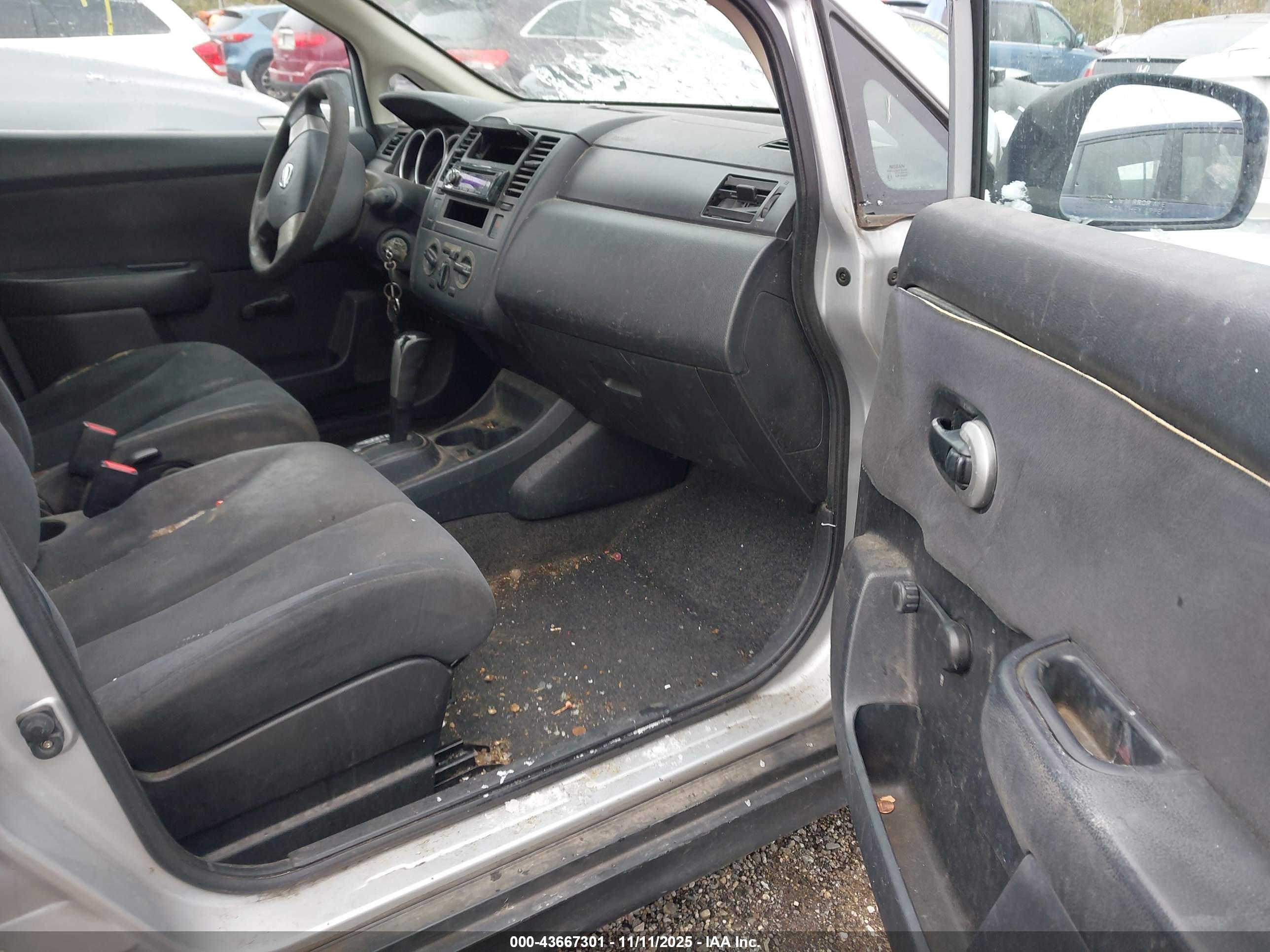 NISSAN VERSA image 5