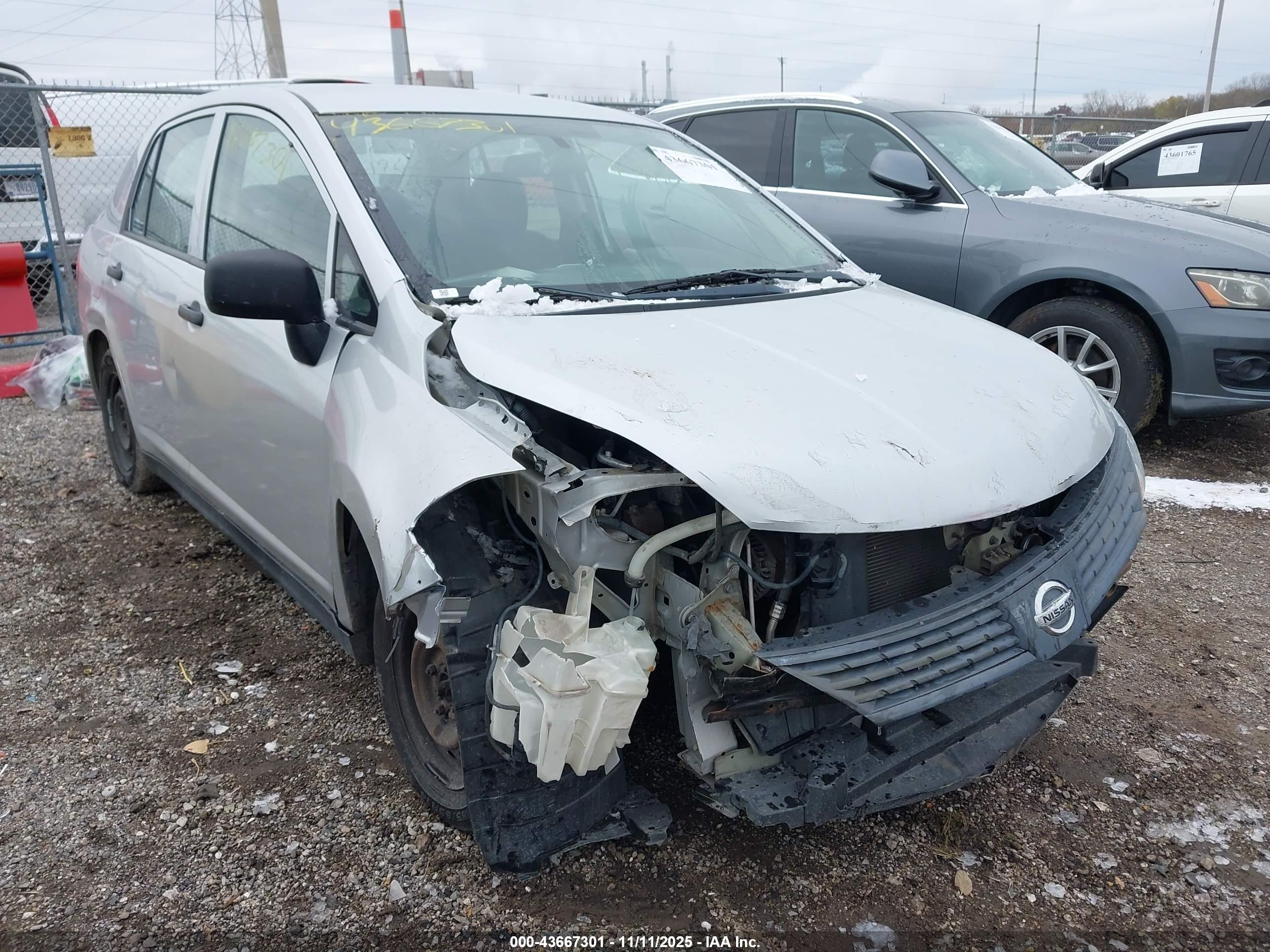 NISSAN VERSA image 6