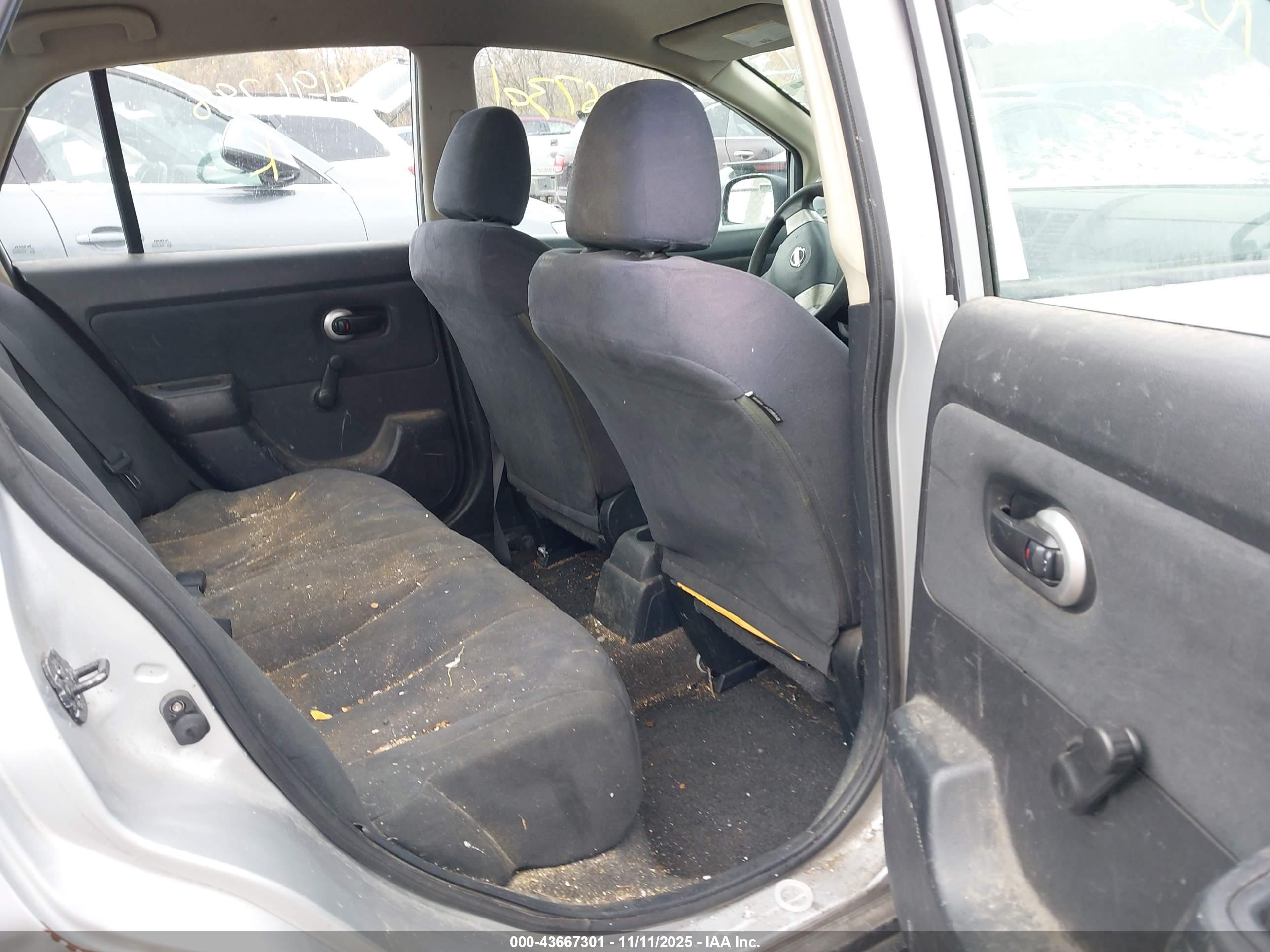 NISSAN VERSA image 8