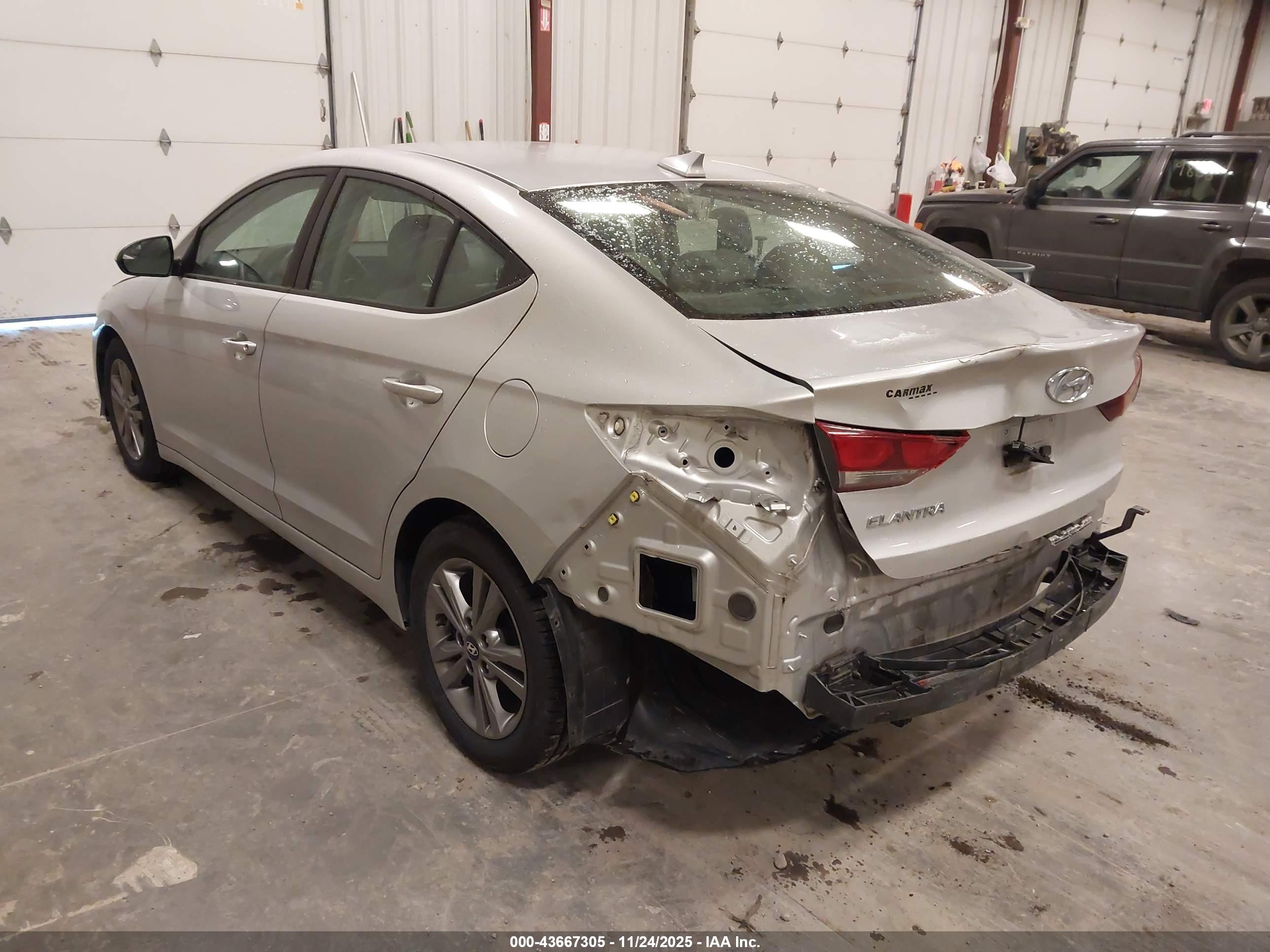 HYUNDAI ELANTRA image 3