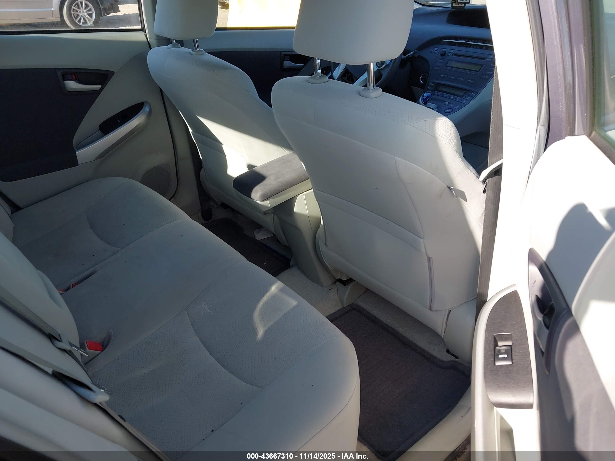 TOYOTA PRIUS image 8