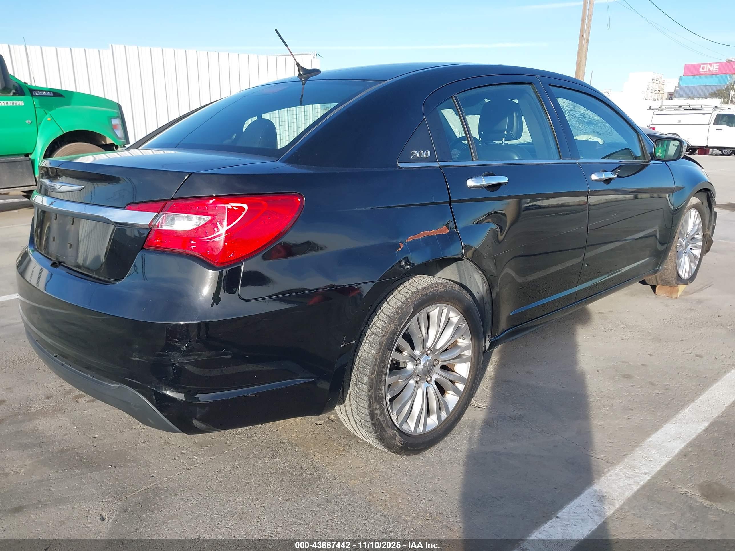 CHRYSLER 200 image 4