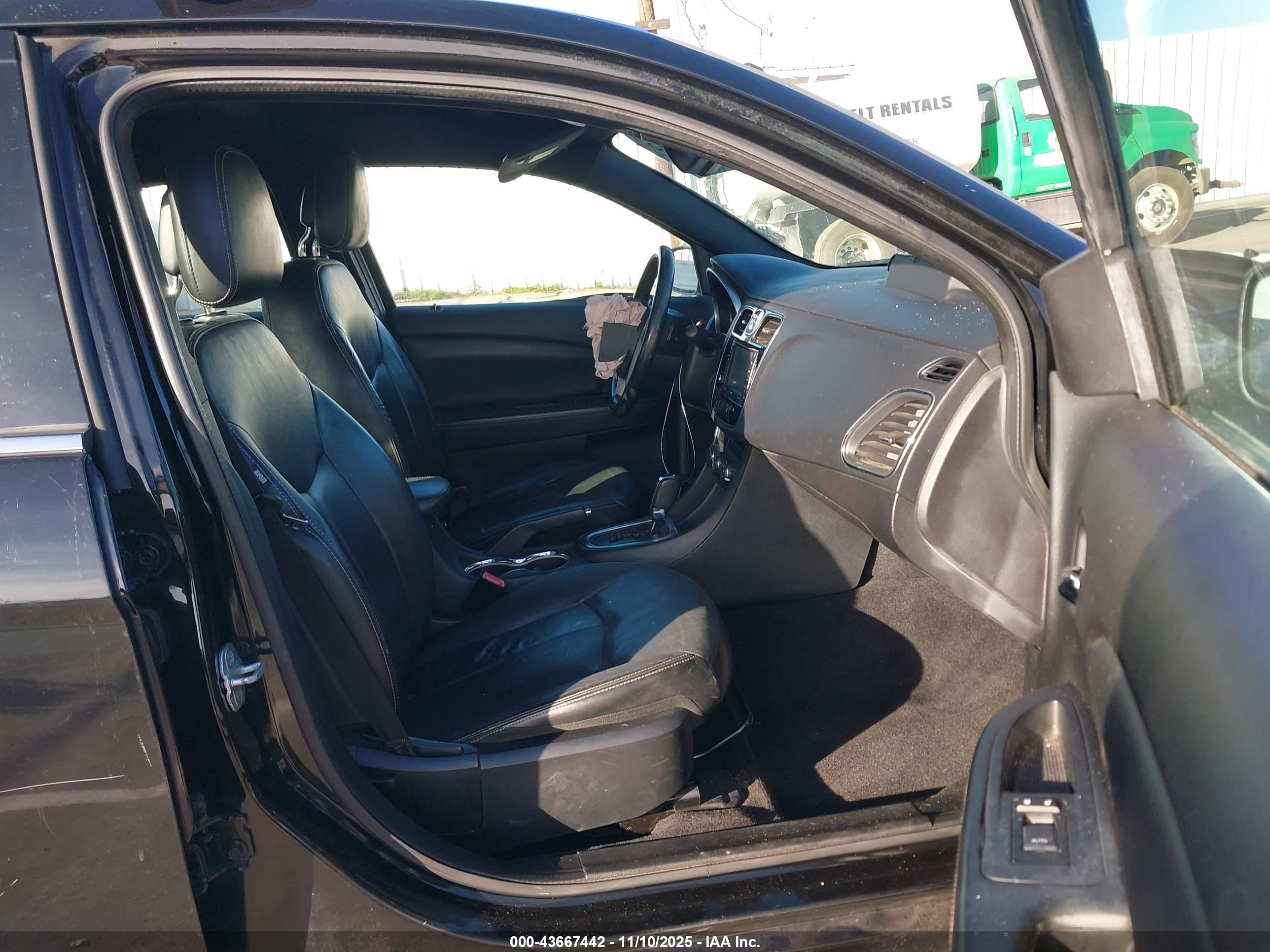 CHRYSLER 200 image 5