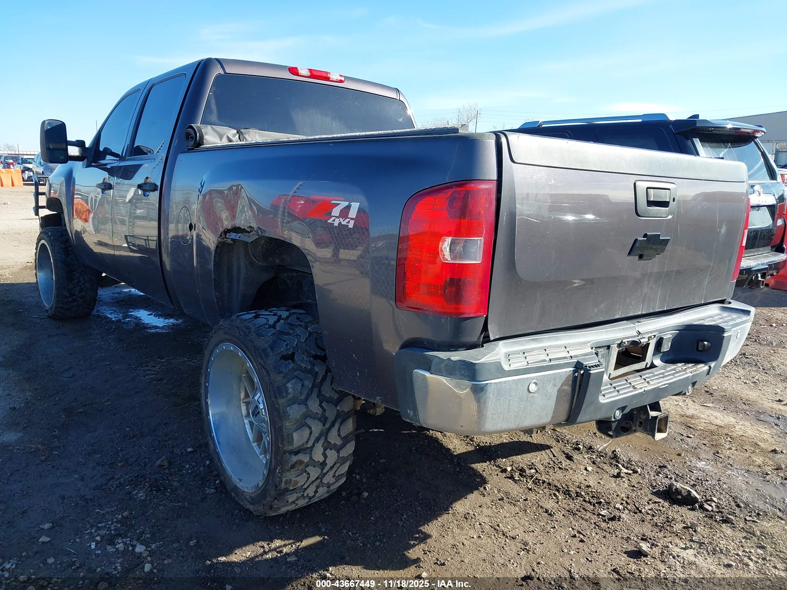 CHEVROLET SILVERADO image 3