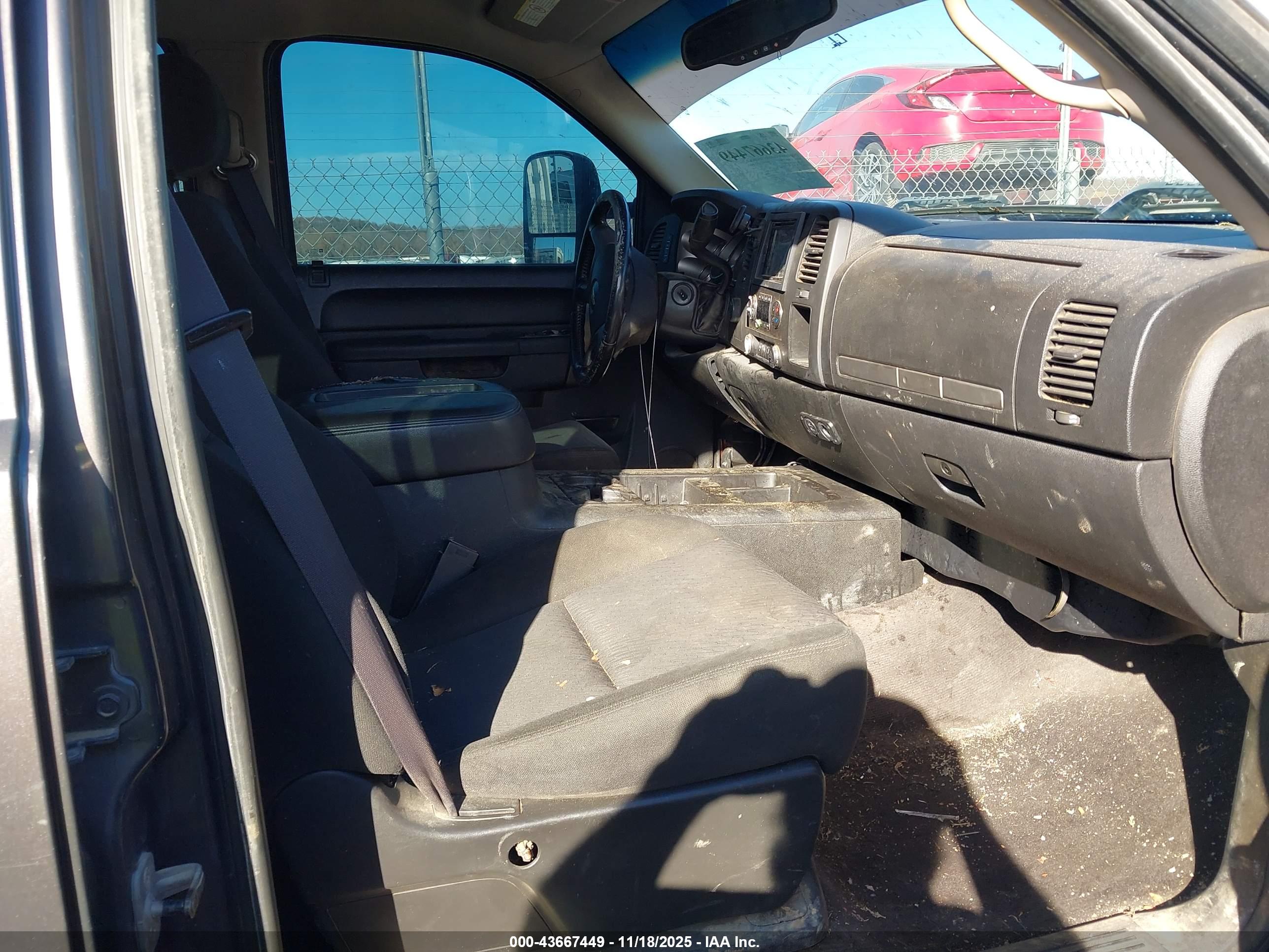 CHEVROLET SILVERADO image 5