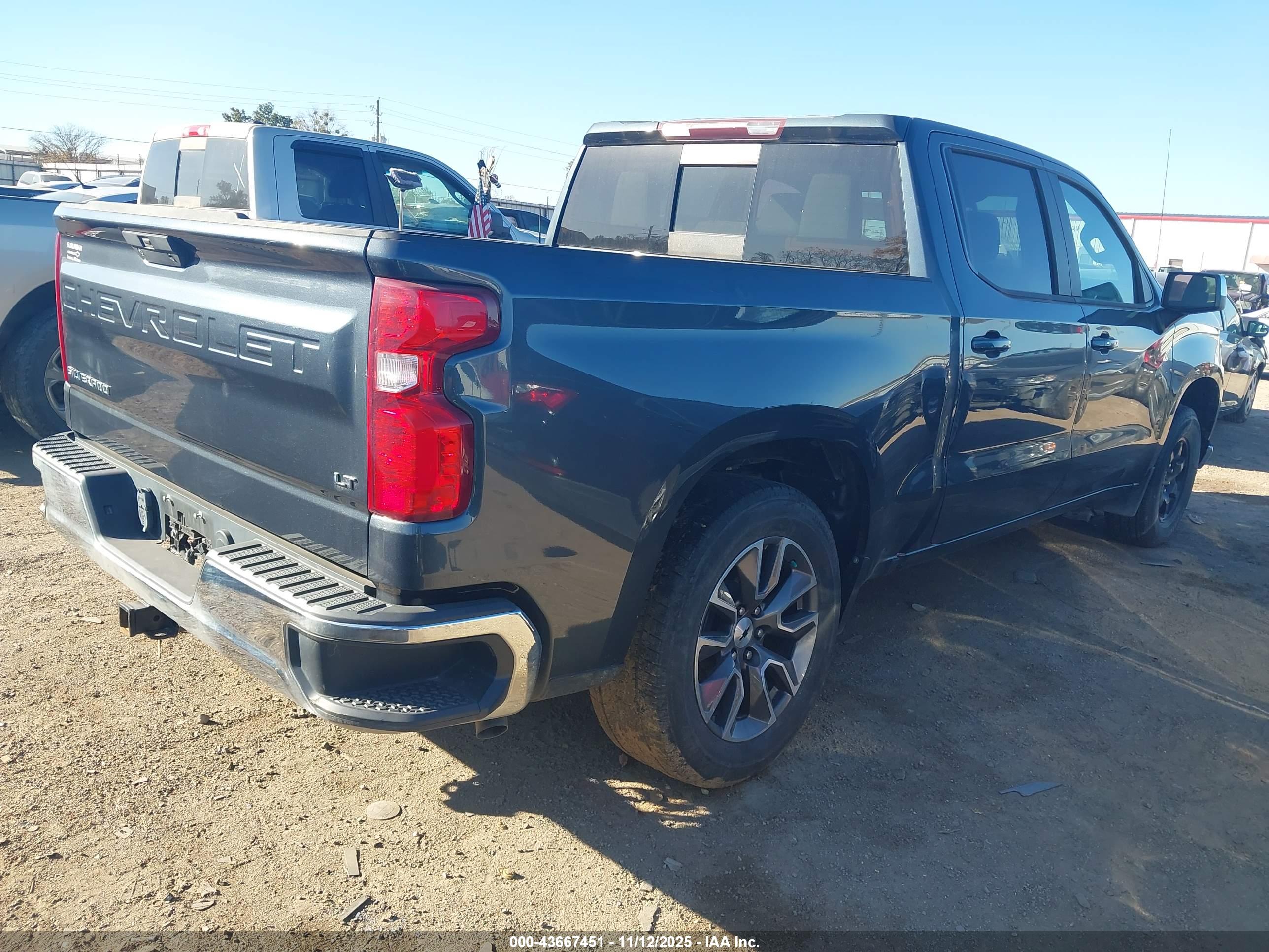 CHEVROLET SILVERADO image 4