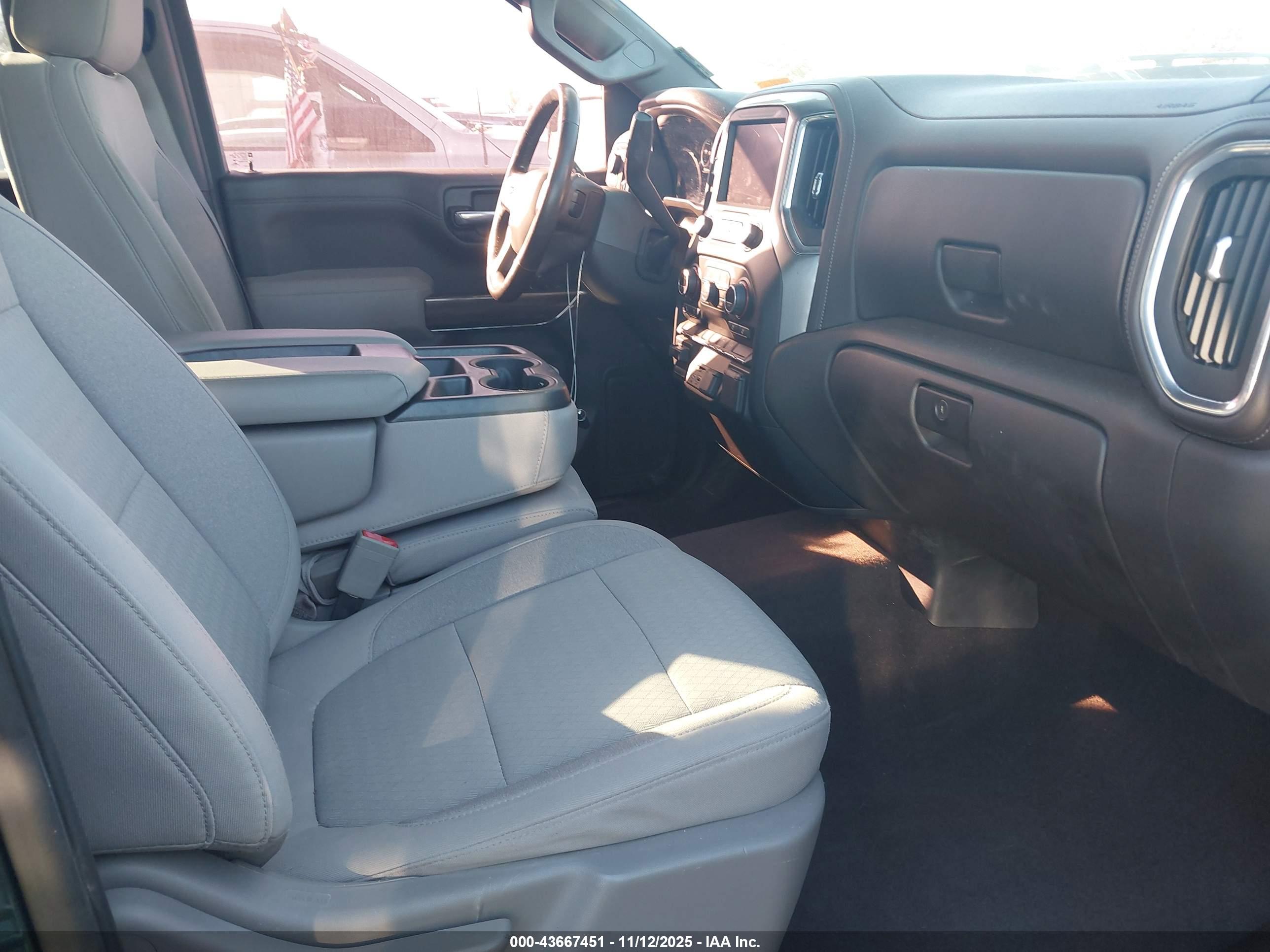 CHEVROLET SILVERADO image 5