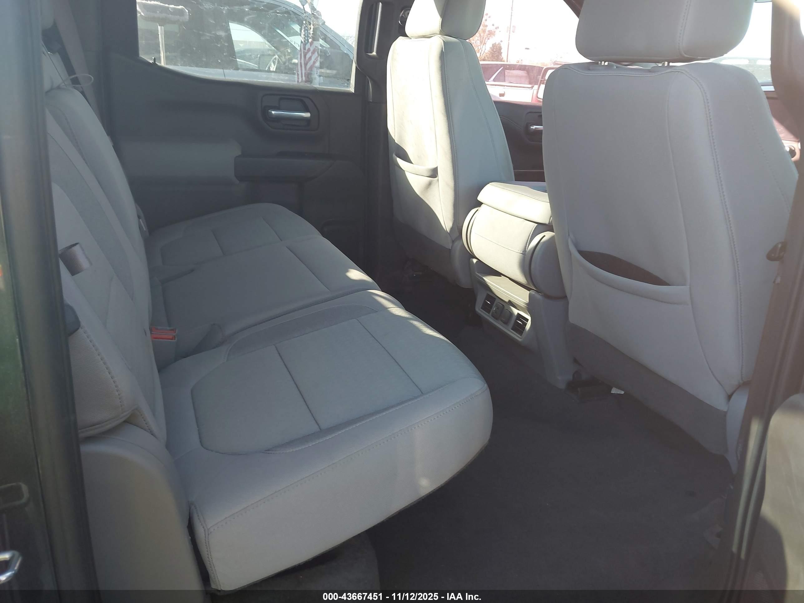 CHEVROLET SILVERADO image 8
