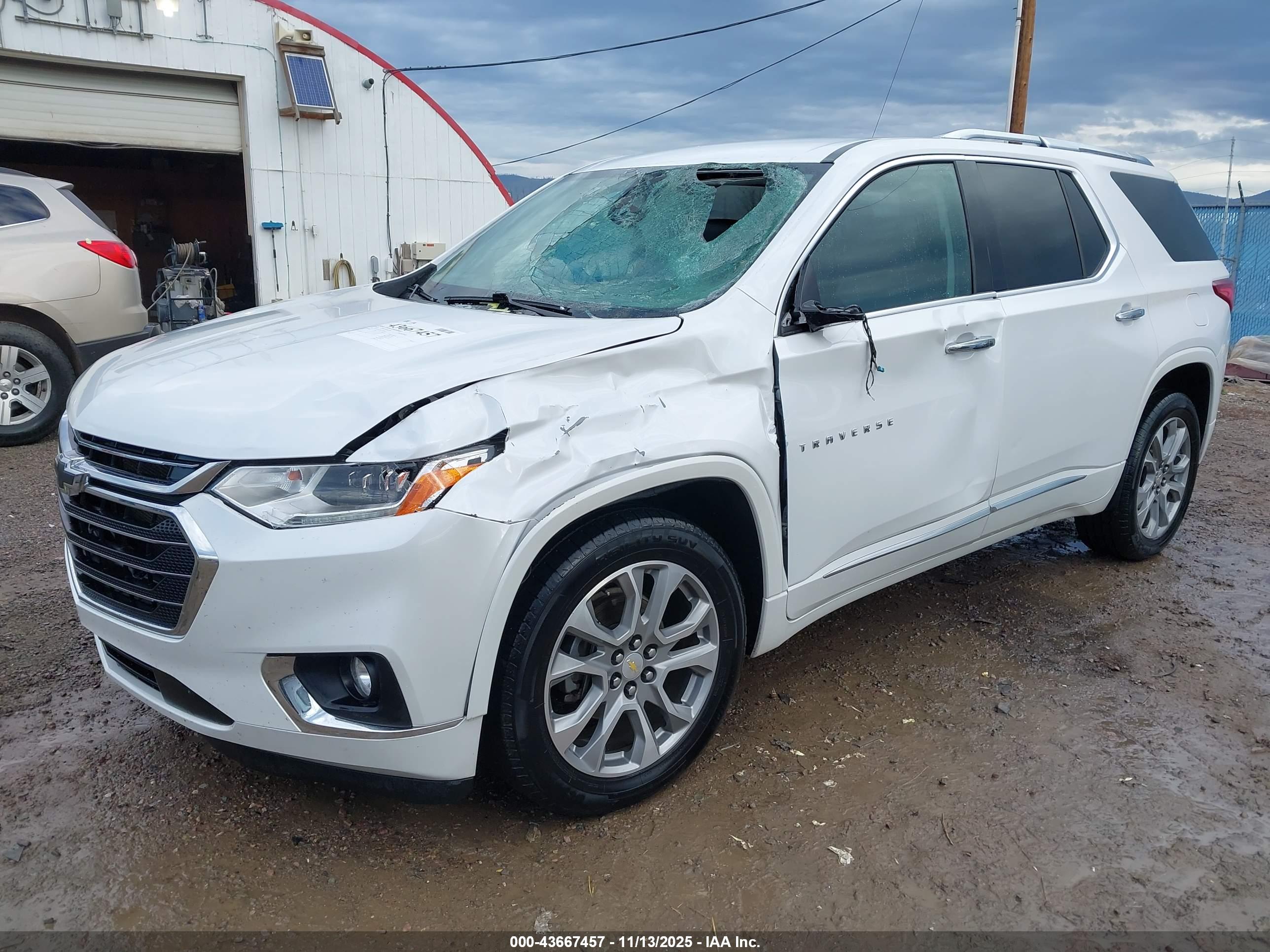 CHEVROLET TRAVERSE image 2