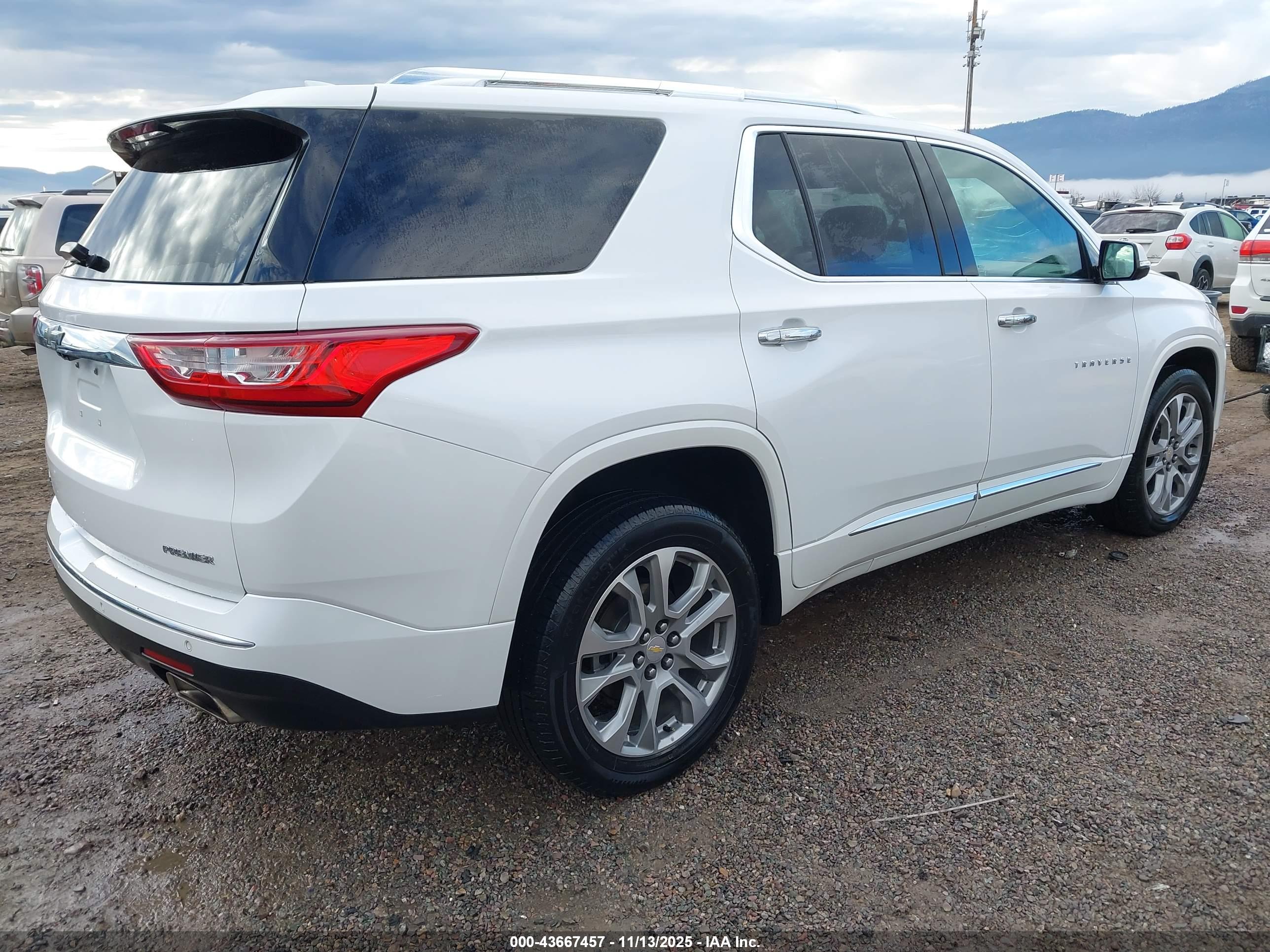 CHEVROLET TRAVERSE image 4