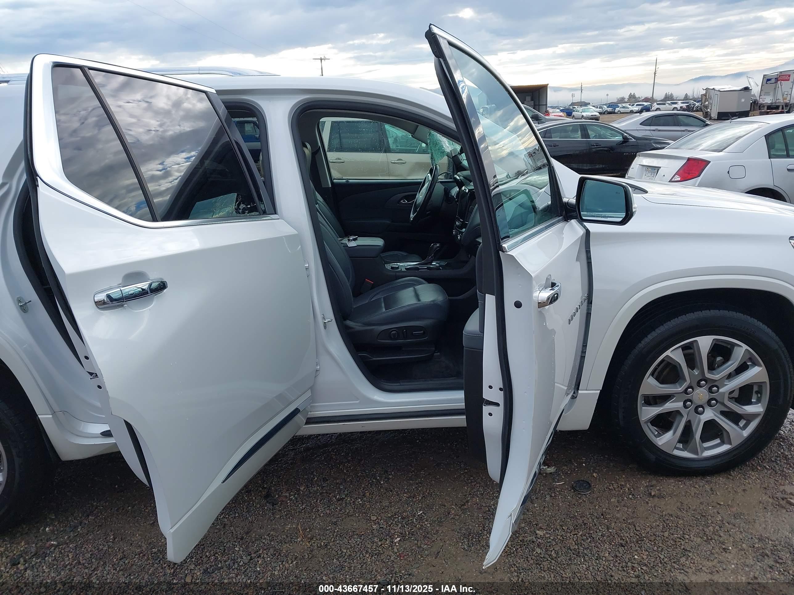 CHEVROLET TRAVERSE image 5