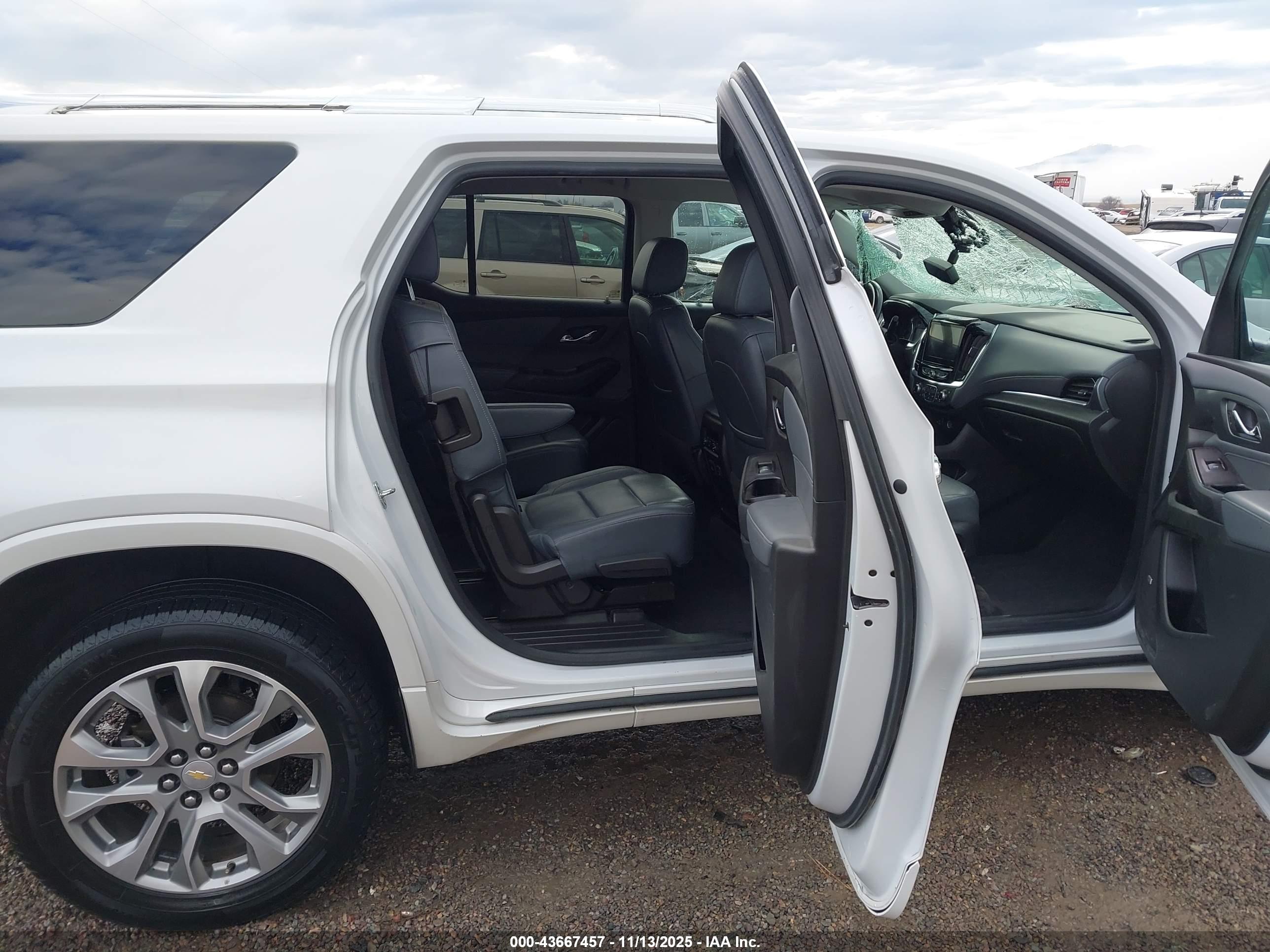 CHEVROLET TRAVERSE image 8
