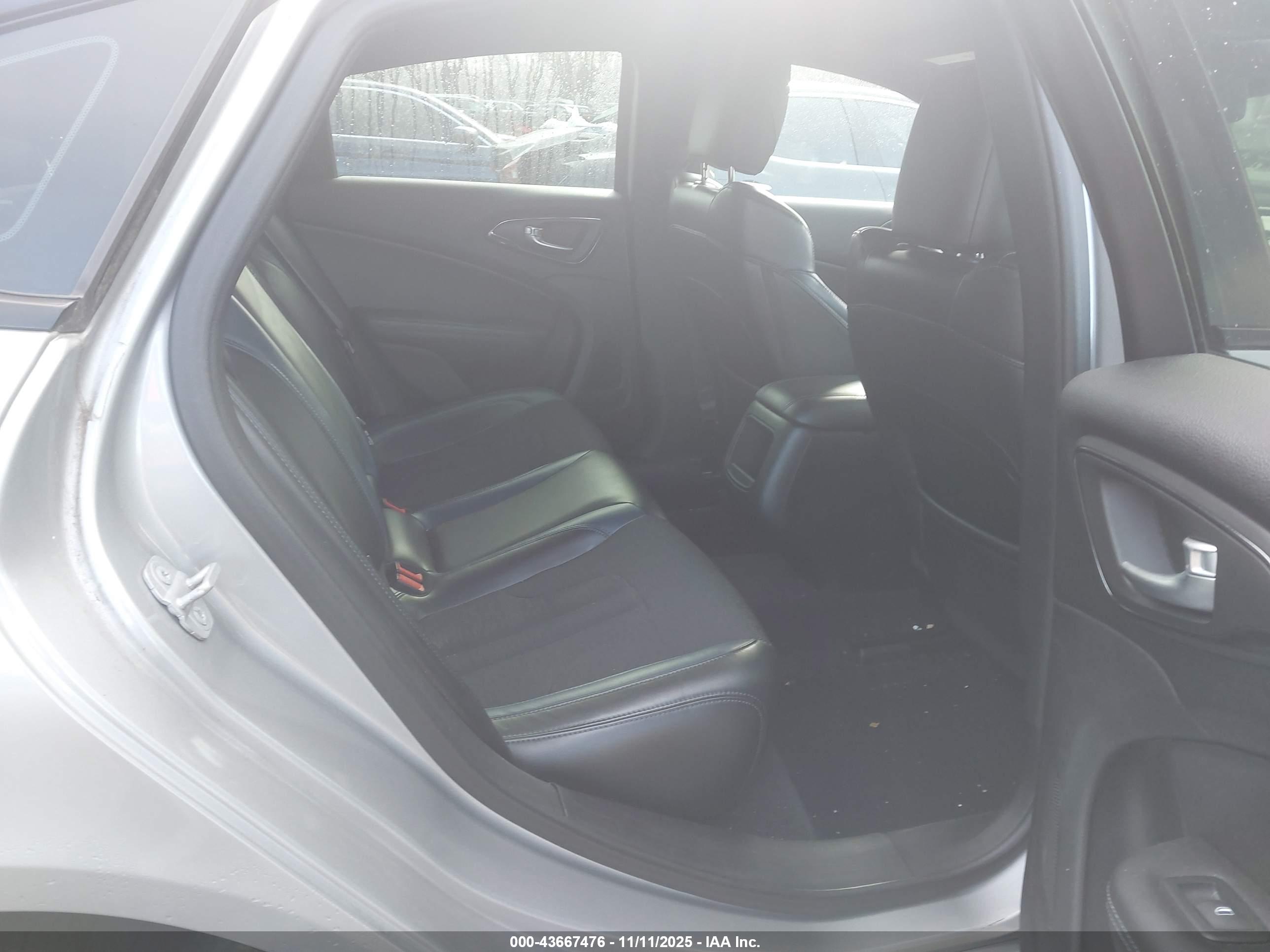 CHRYSLER 200 image 8