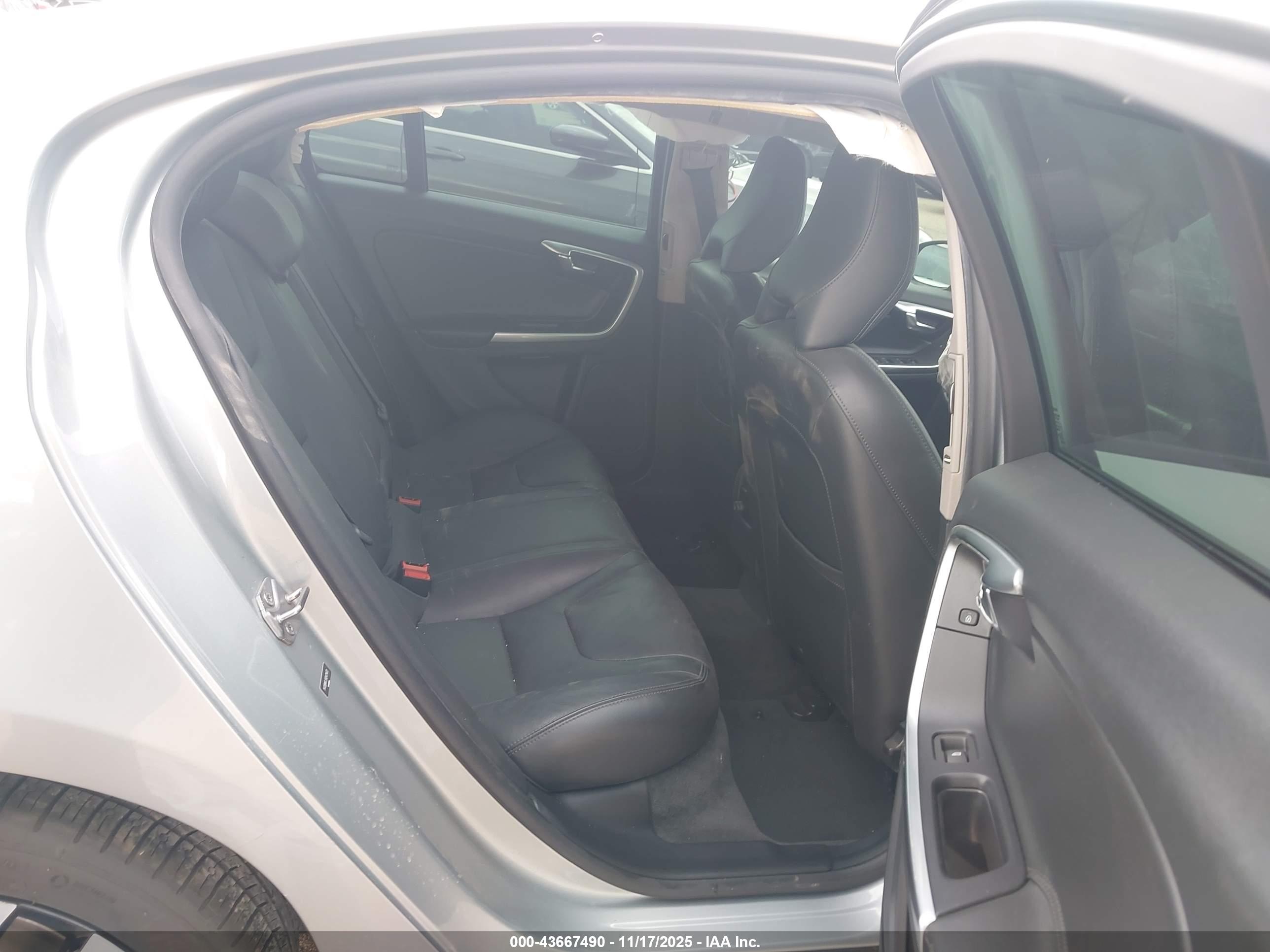 VOLVO S60 image 8
