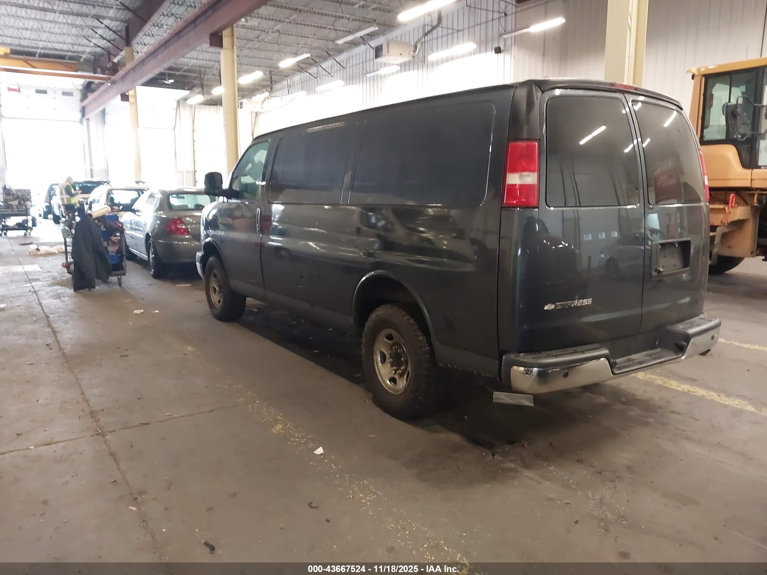 CHEVROLET EXPRESS image 3