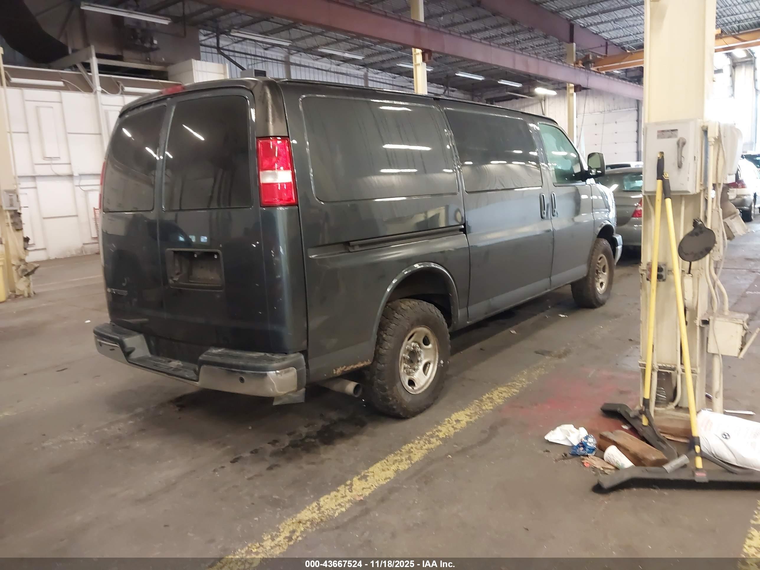 CHEVROLET EXPRESS image 4