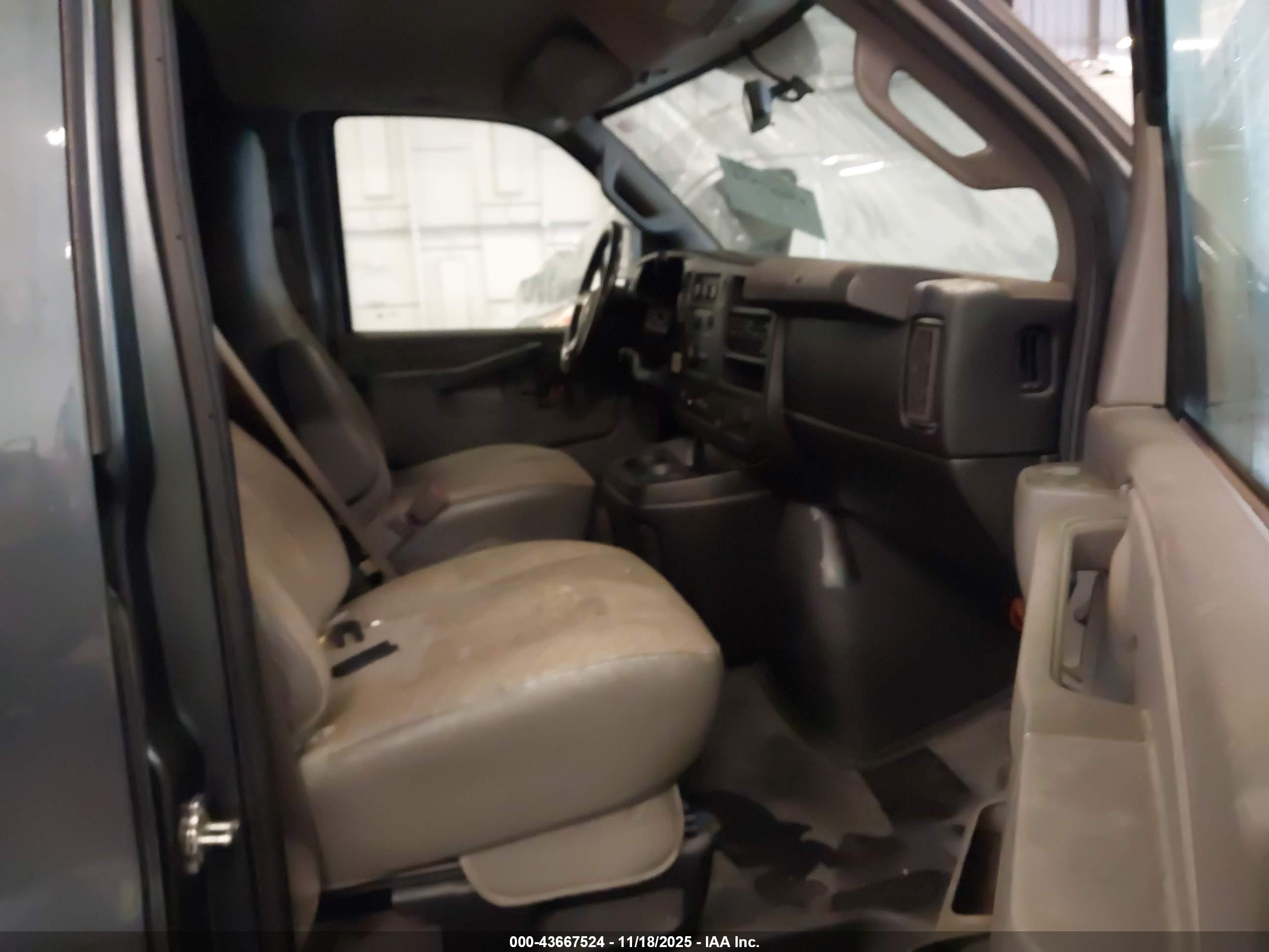 CHEVROLET EXPRESS image 5