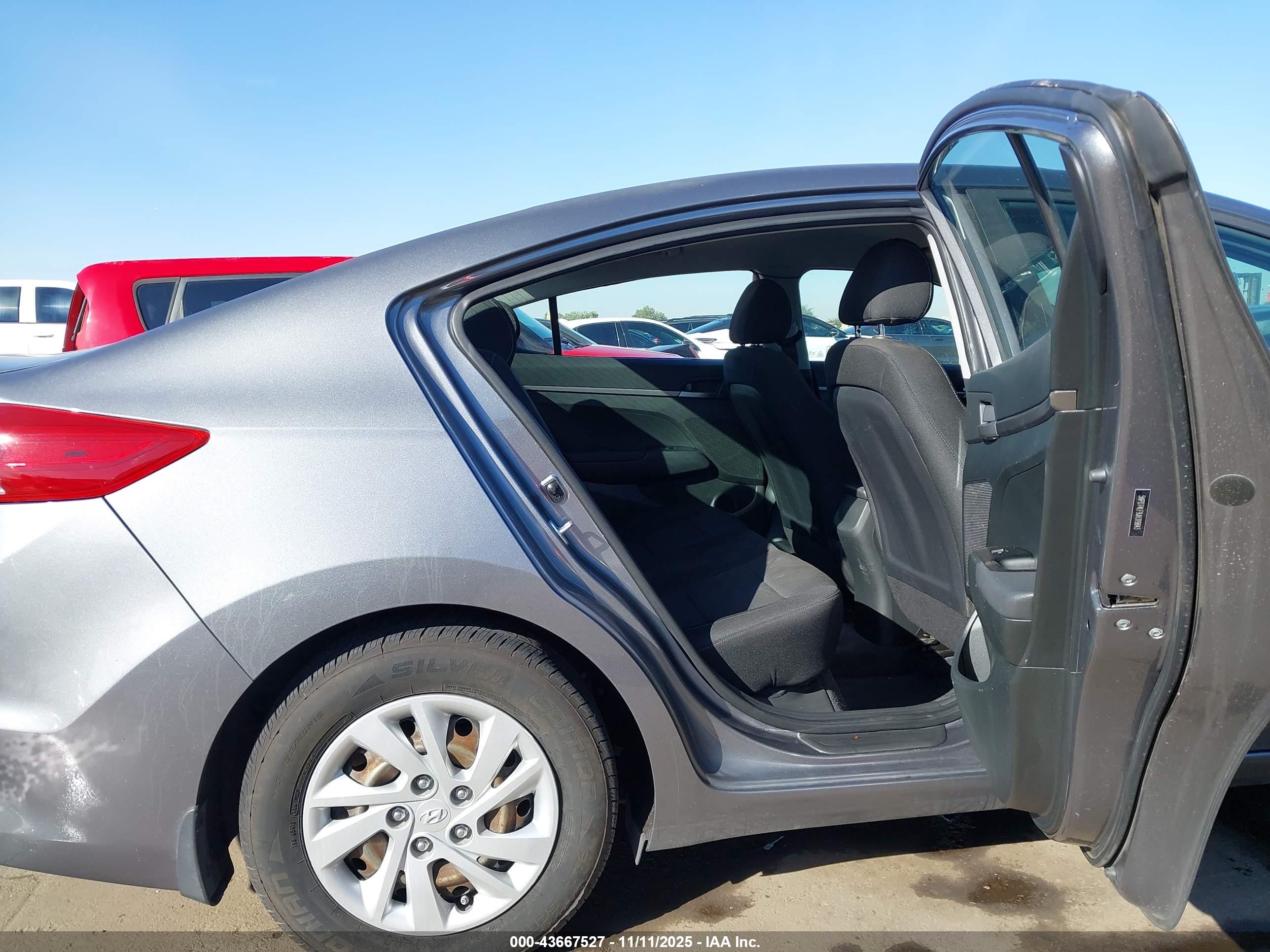 HYUNDAI ELANTRA image 8