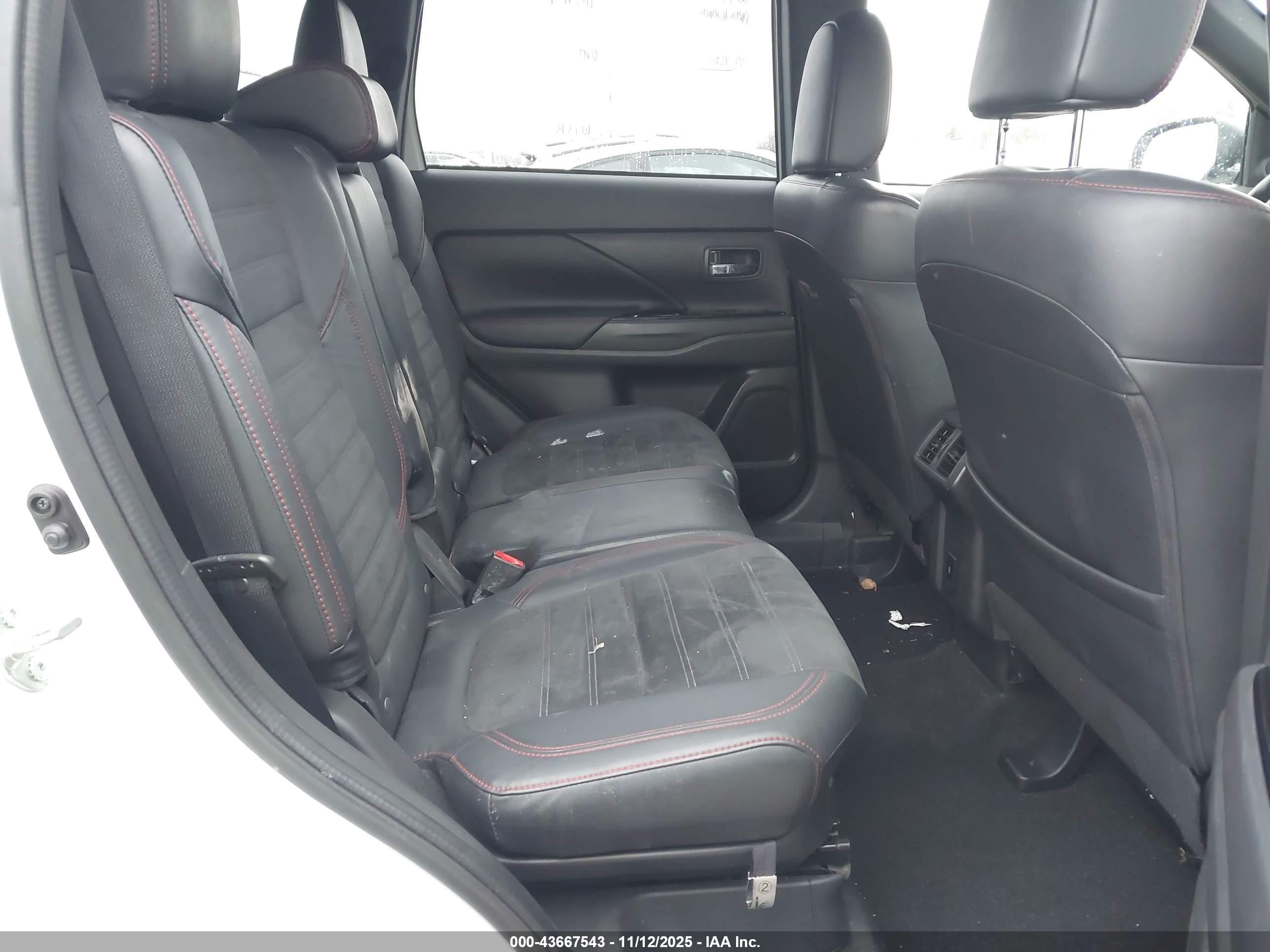 MITSUBISHI OUTLANDER image 8
