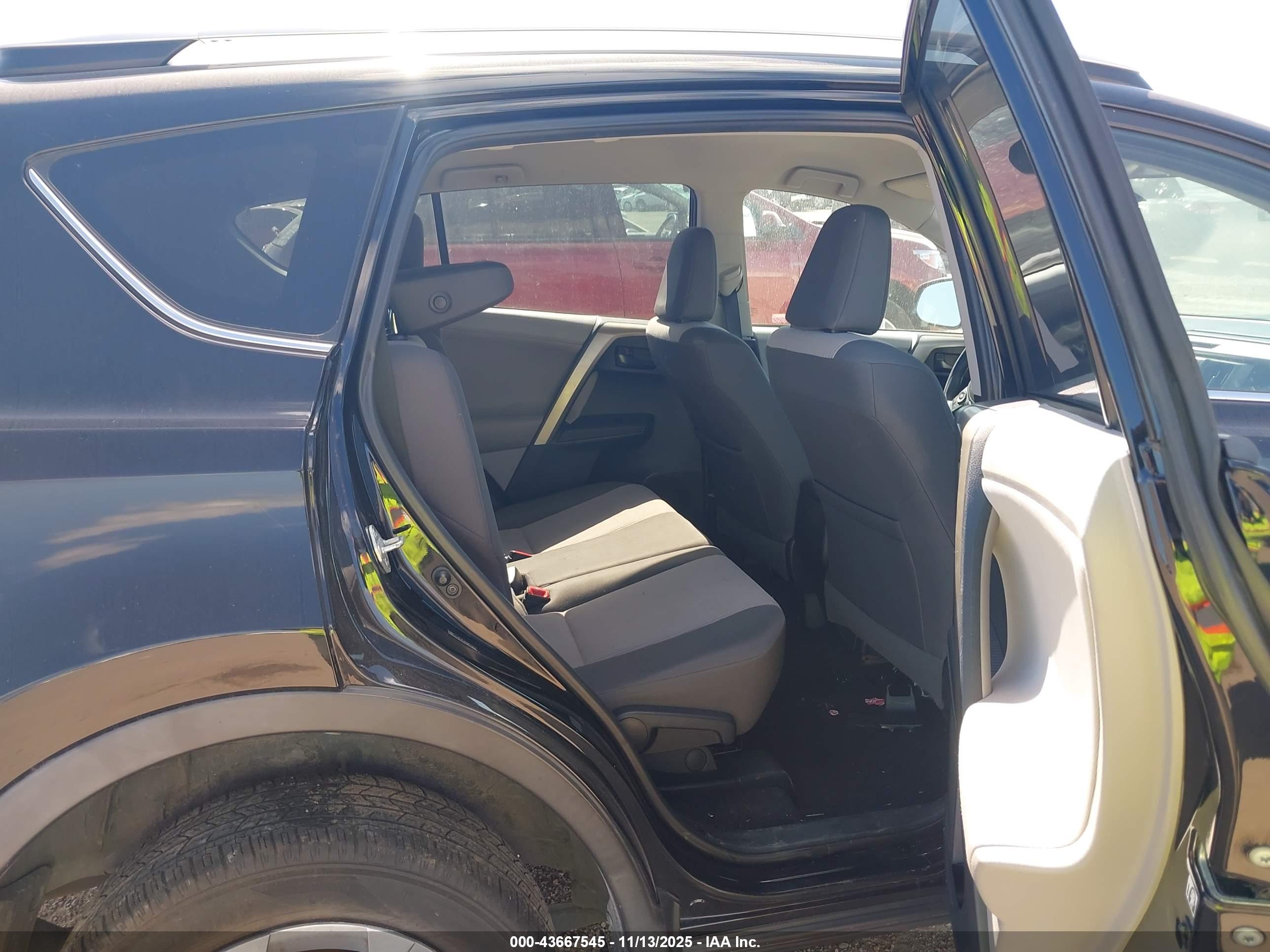 TOYOTA RAV4 image 8