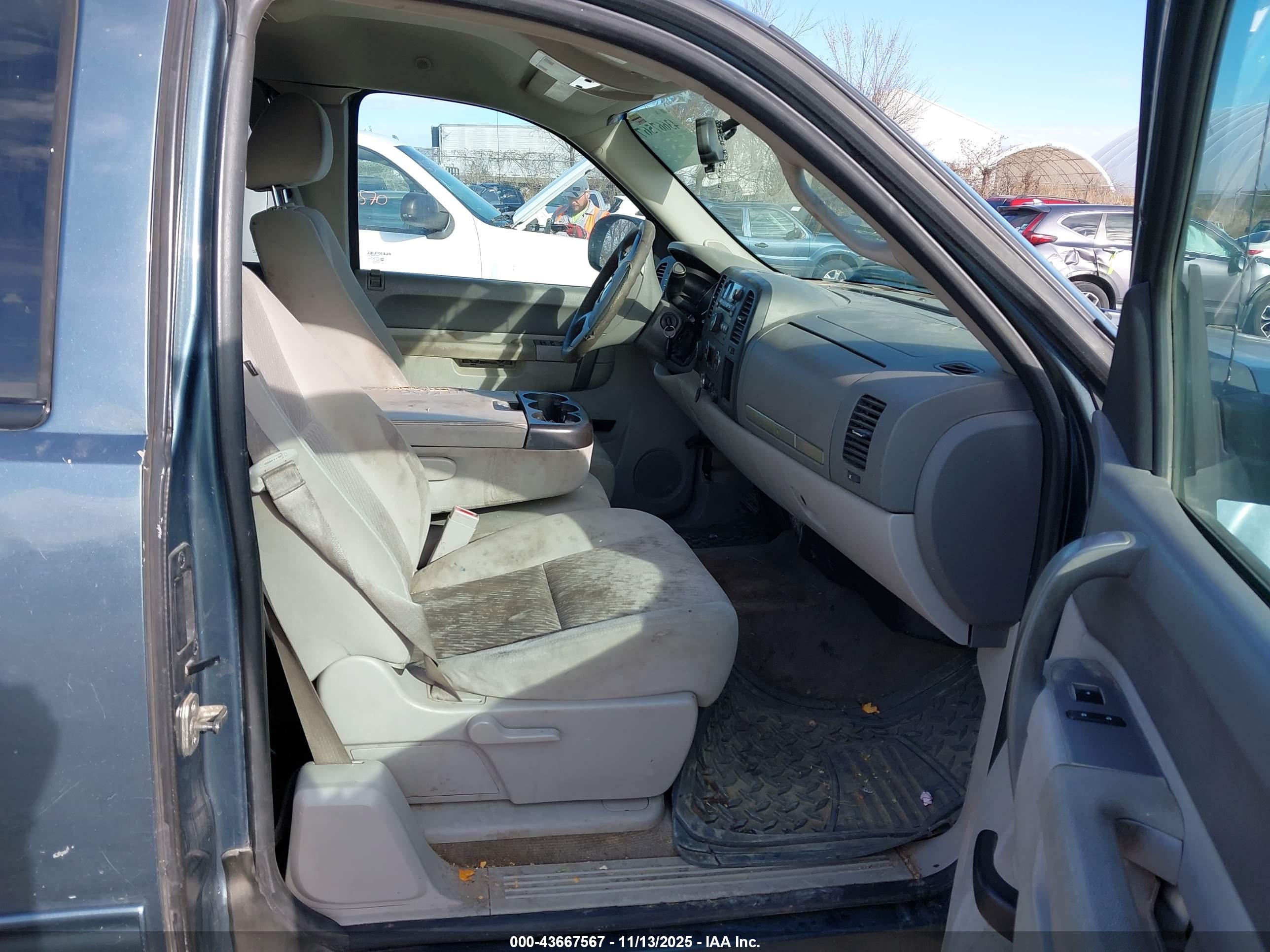 CHEVROLET SILVERADO image 5