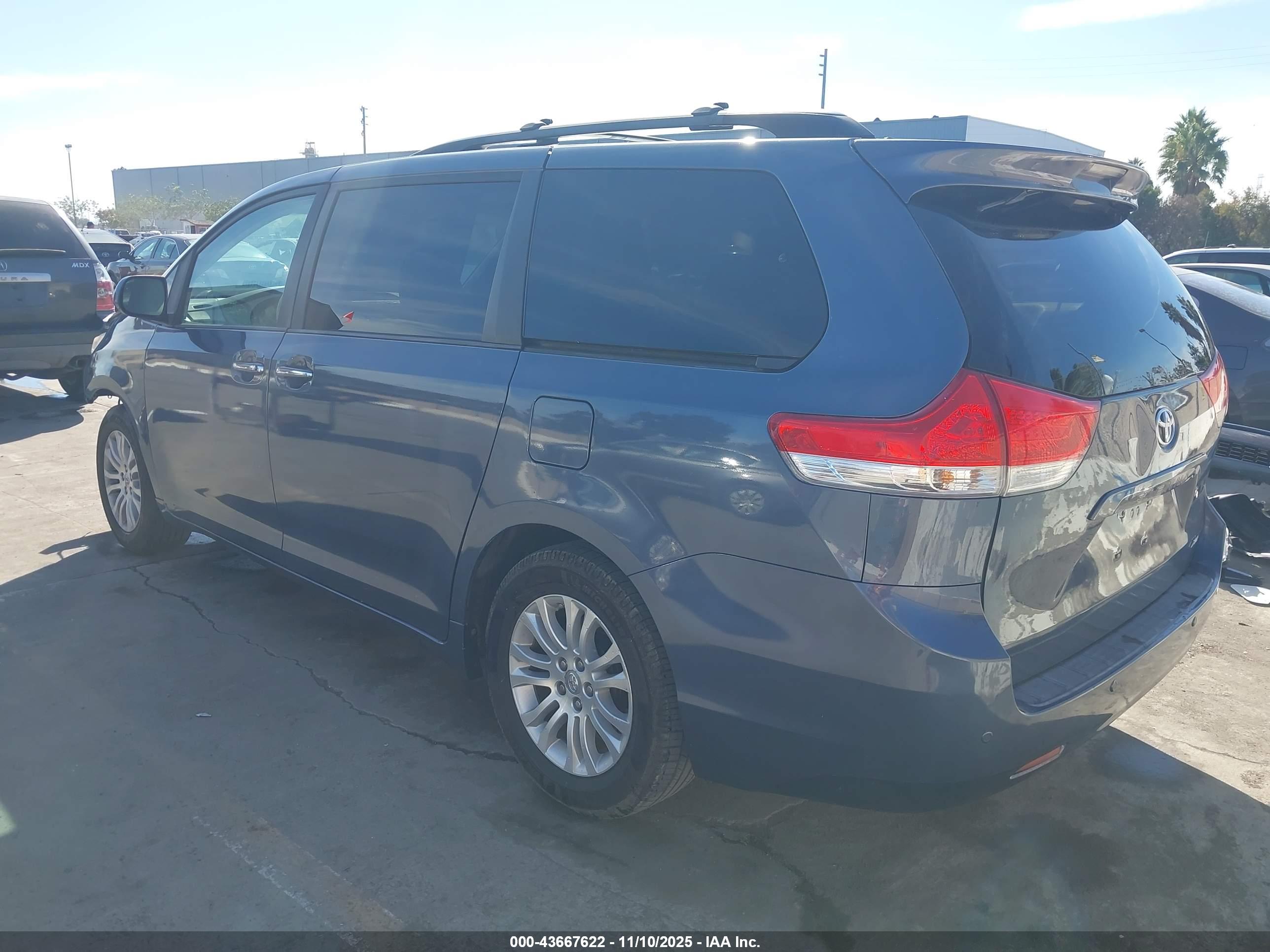 TOYOTA SIENNA image 3