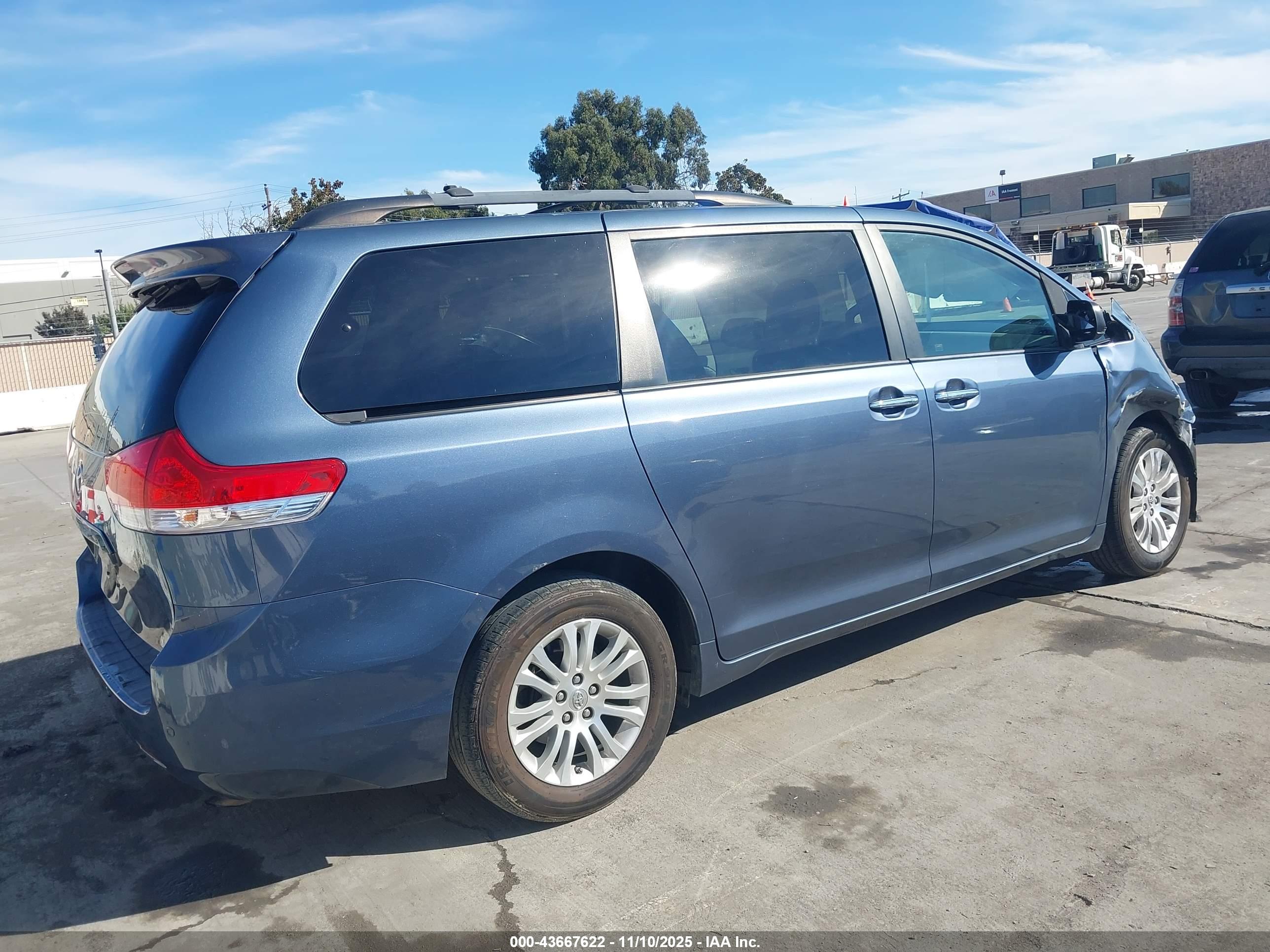 TOYOTA SIENNA image 4