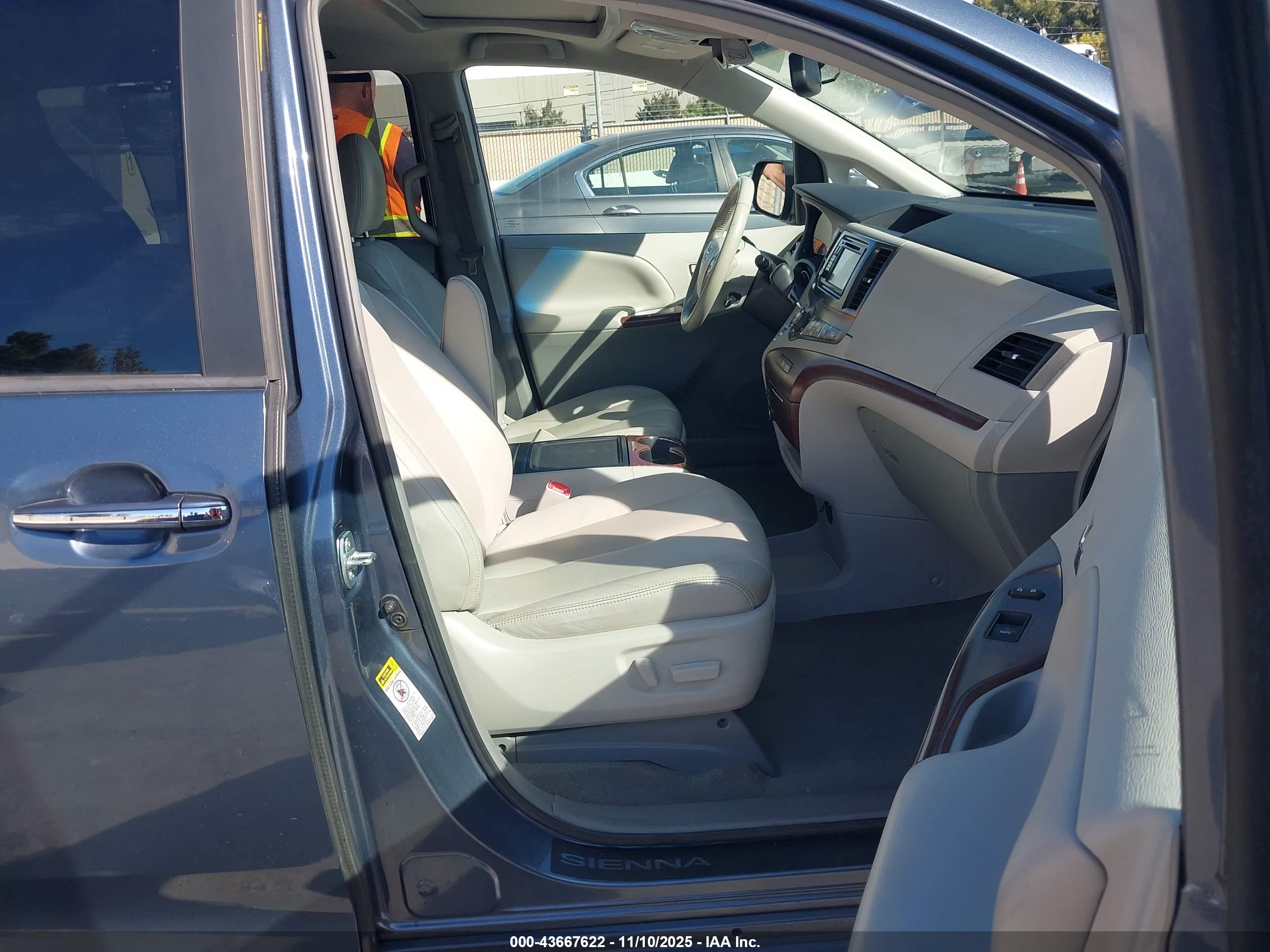 TOYOTA SIENNA image 5