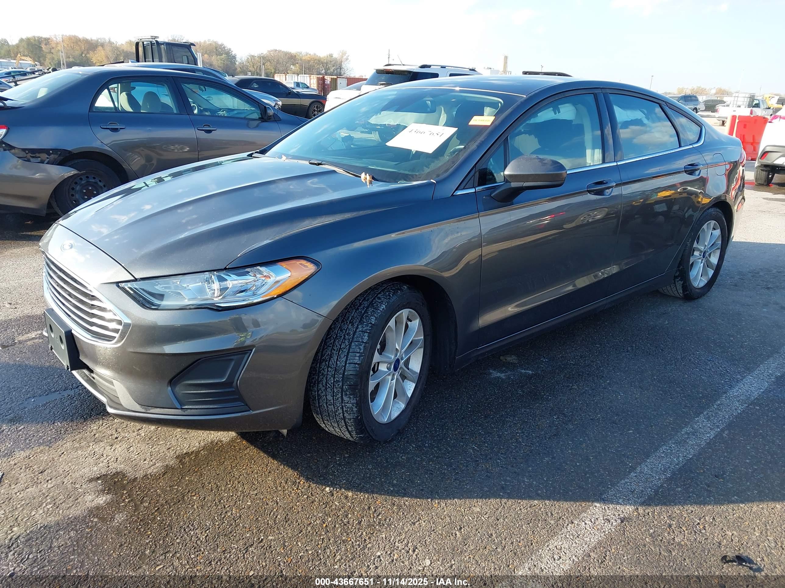 FORD FUSION image 2