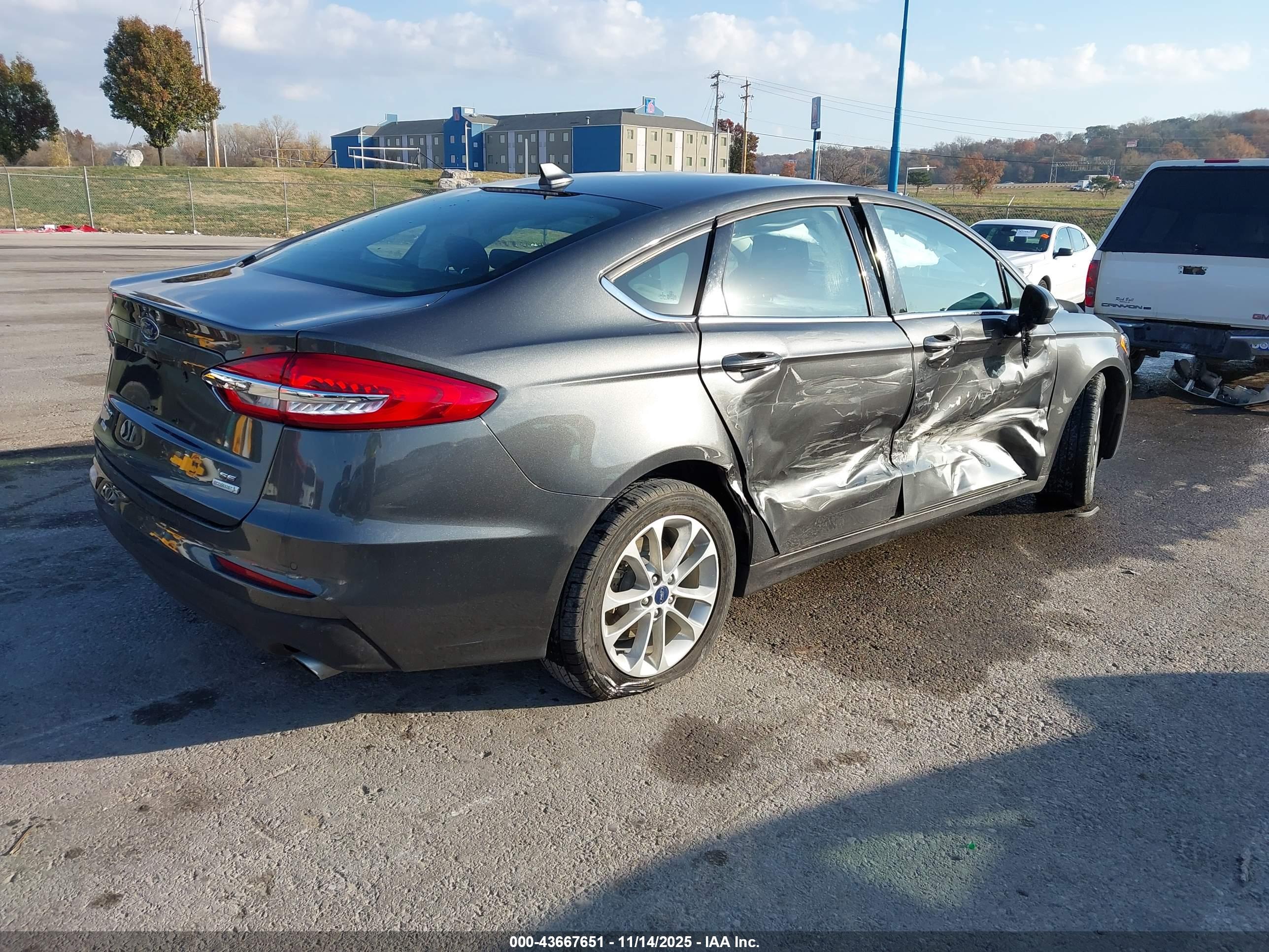 FORD FUSION image 4