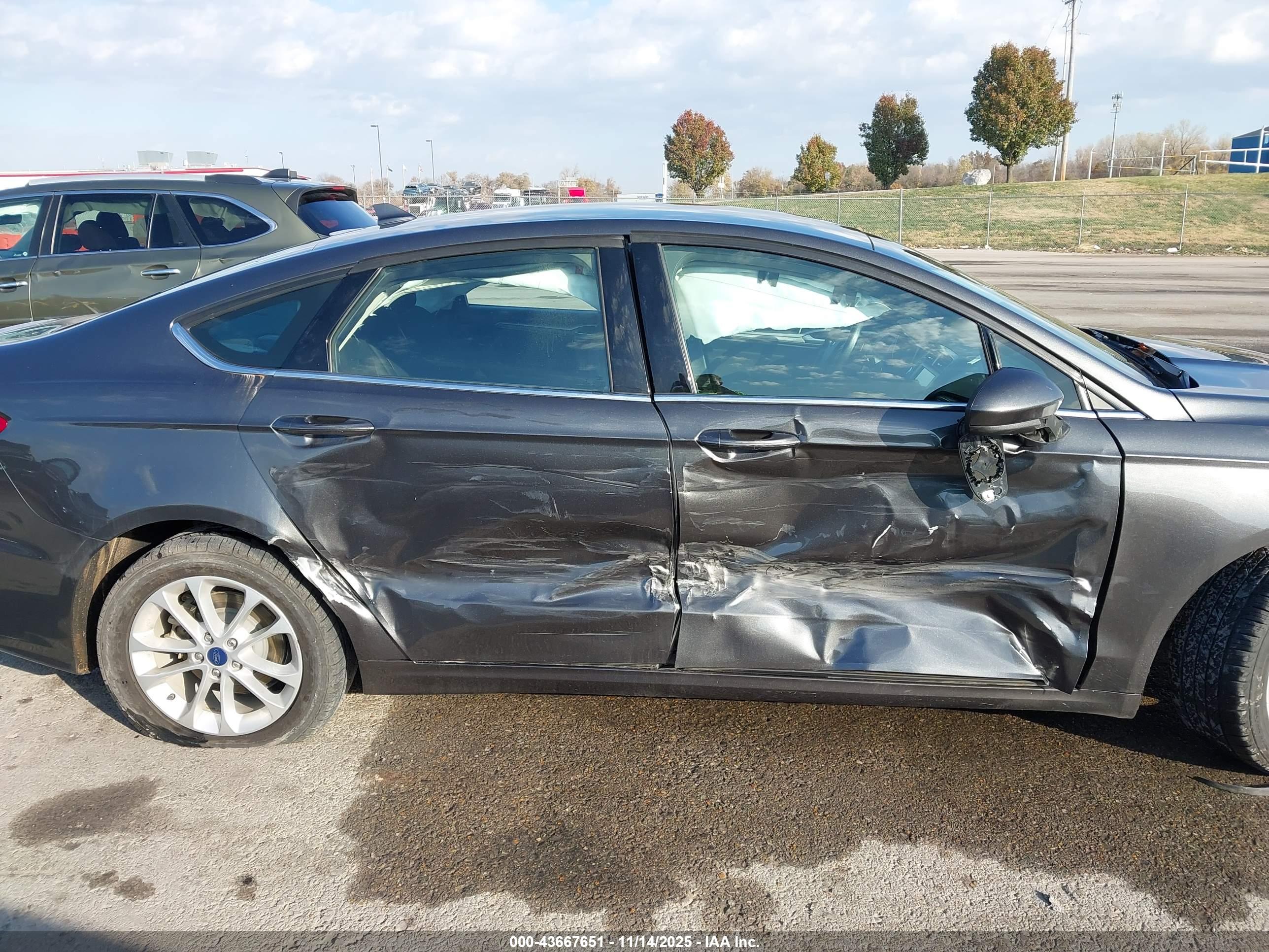 FORD FUSION image 6