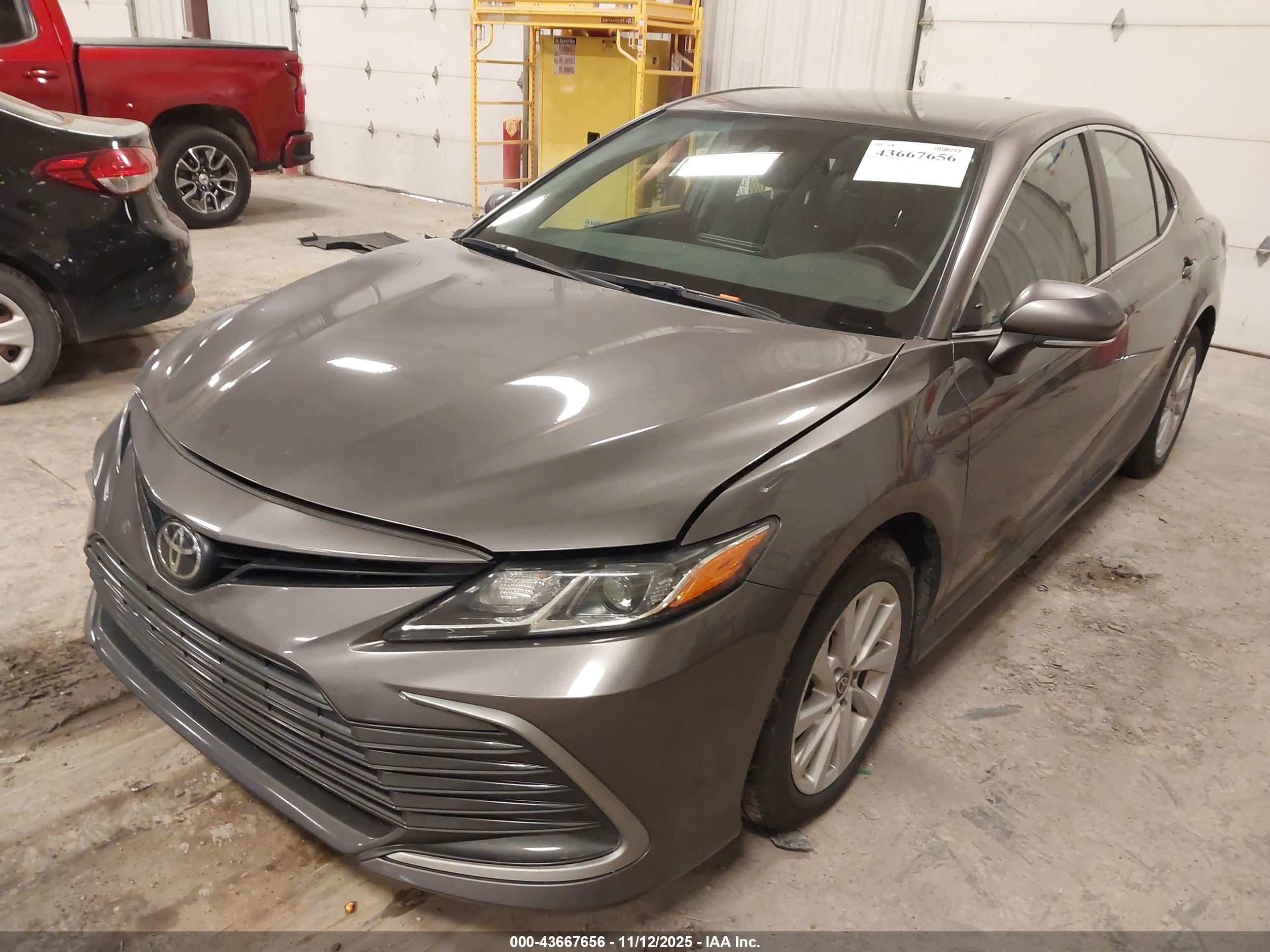 TOYOTA CAMRY image 2