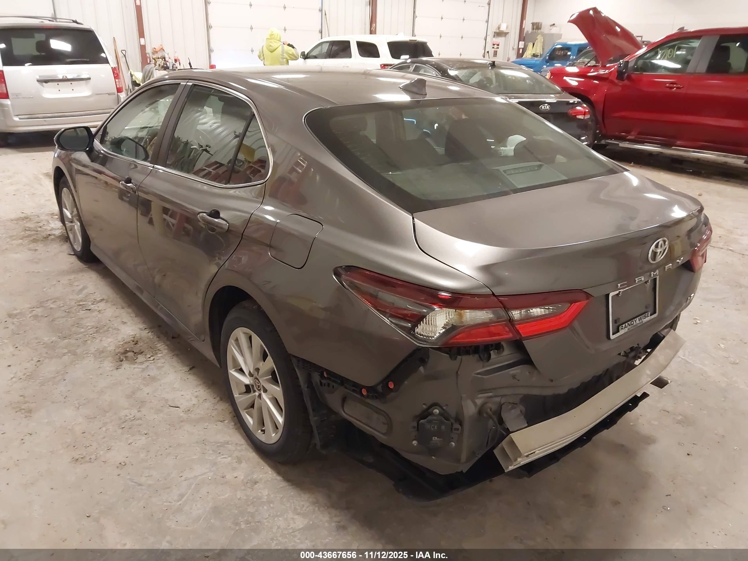 TOYOTA CAMRY image 3