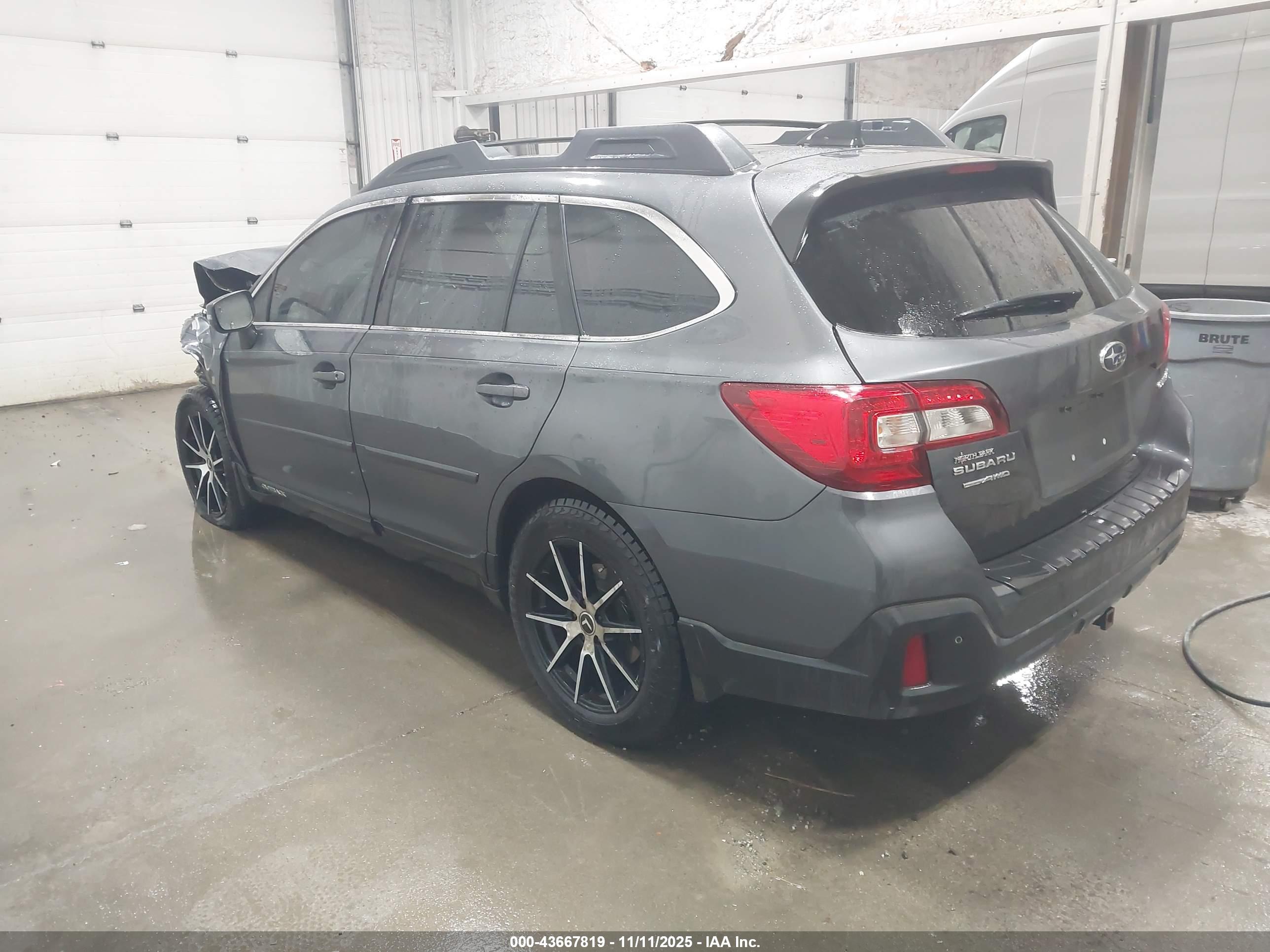SUBARU OUTBACK image 3