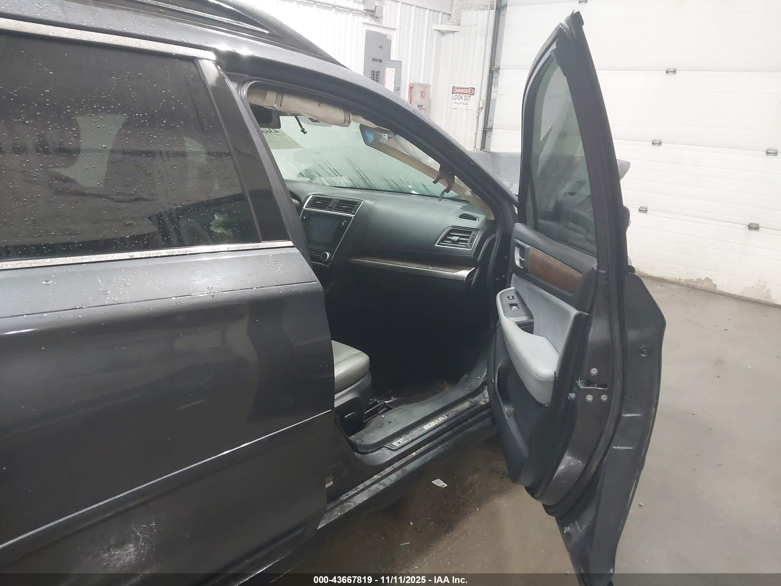 SUBARU OUTBACK image 5