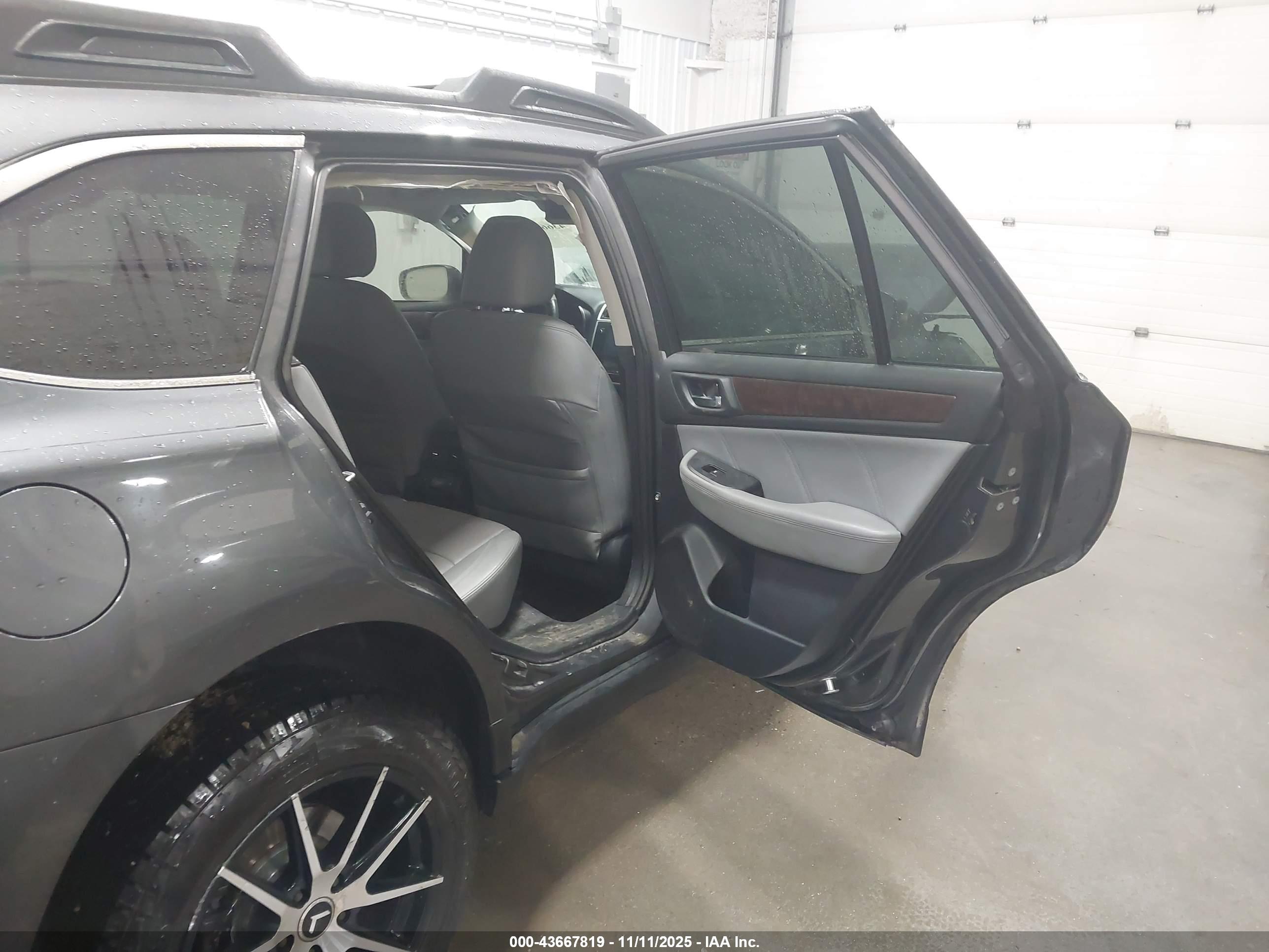 SUBARU OUTBACK image 8