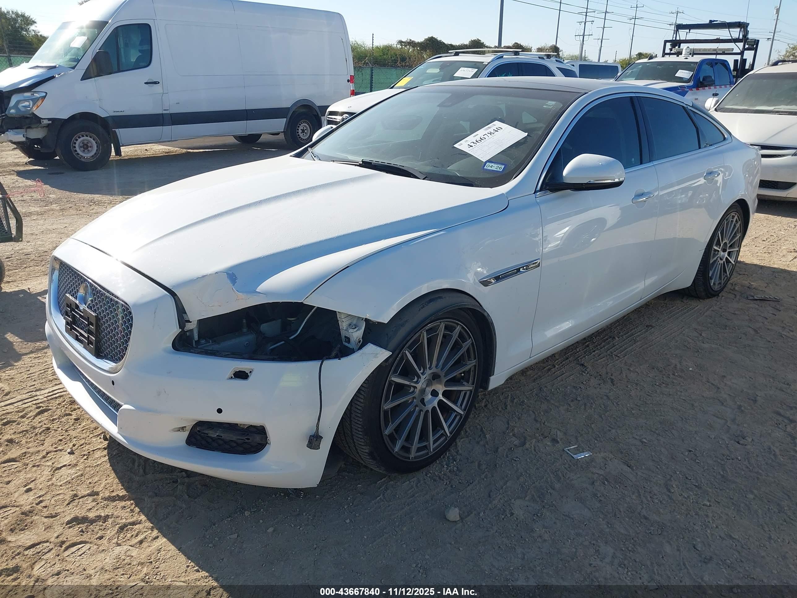 JAGUAR XJ image 2