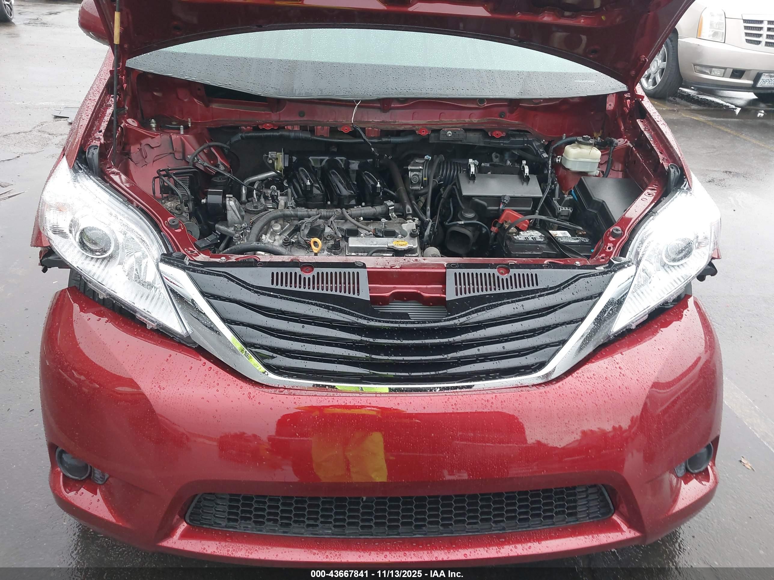TOYOTA SIENNA image 10