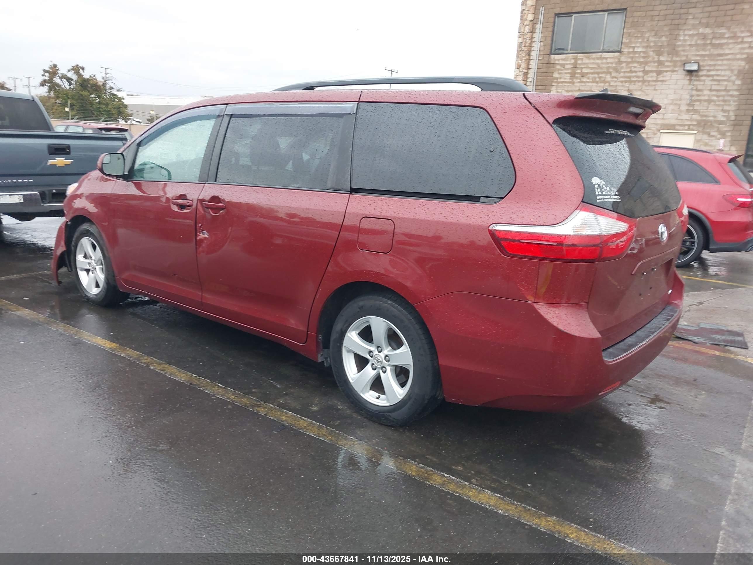 TOYOTA SIENNA image 3
