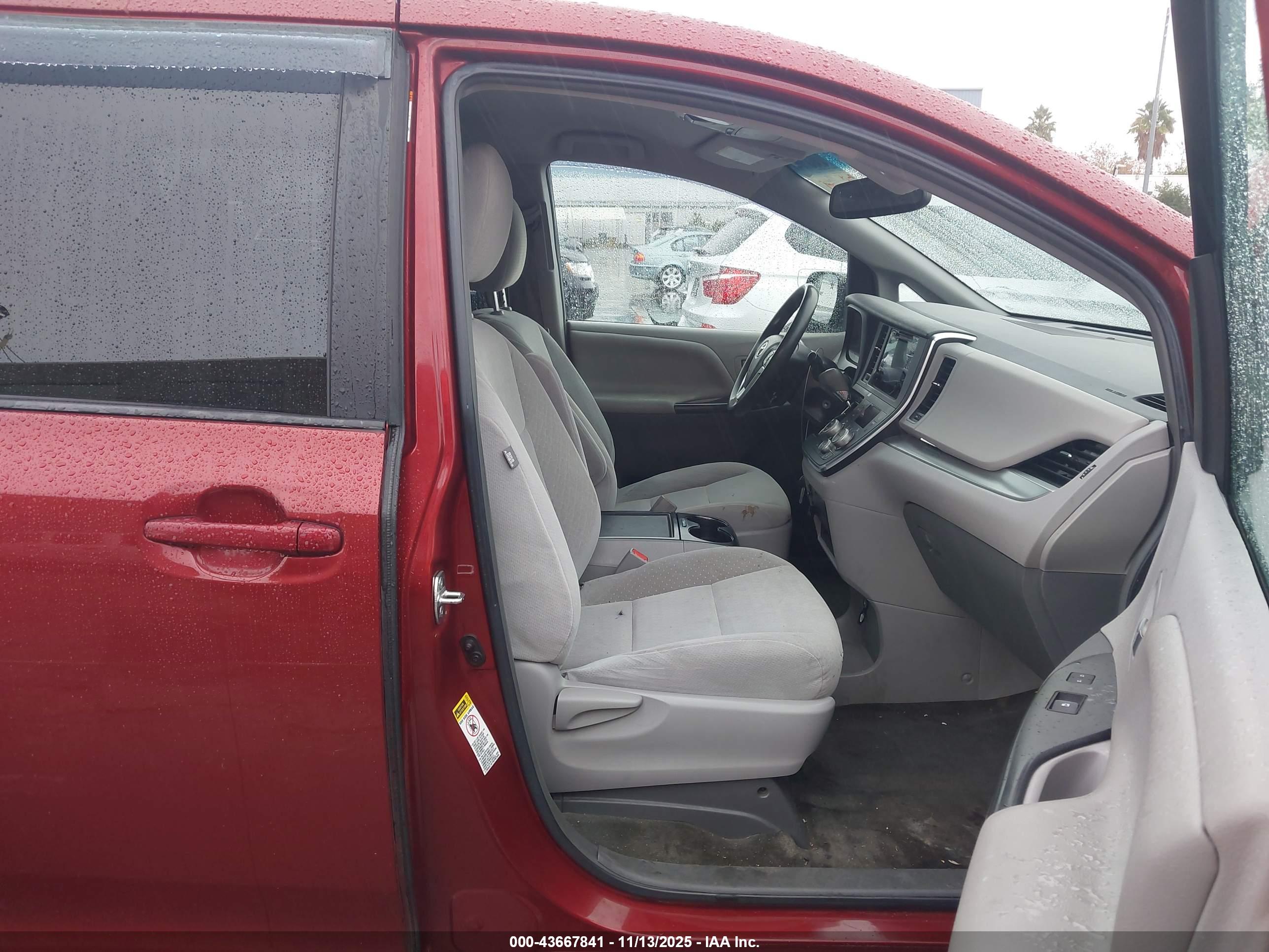TOYOTA SIENNA image 5