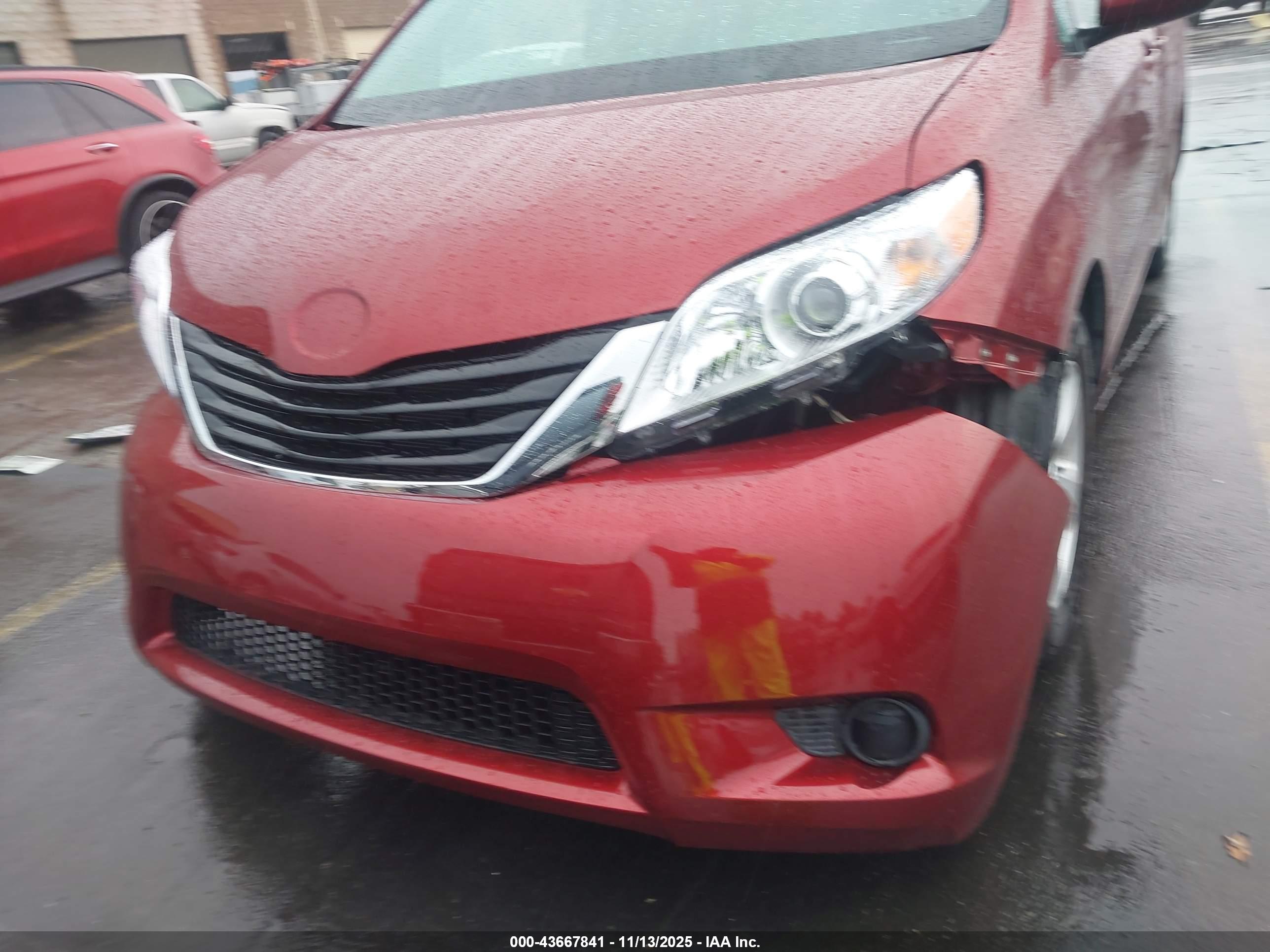 TOYOTA SIENNA image 6