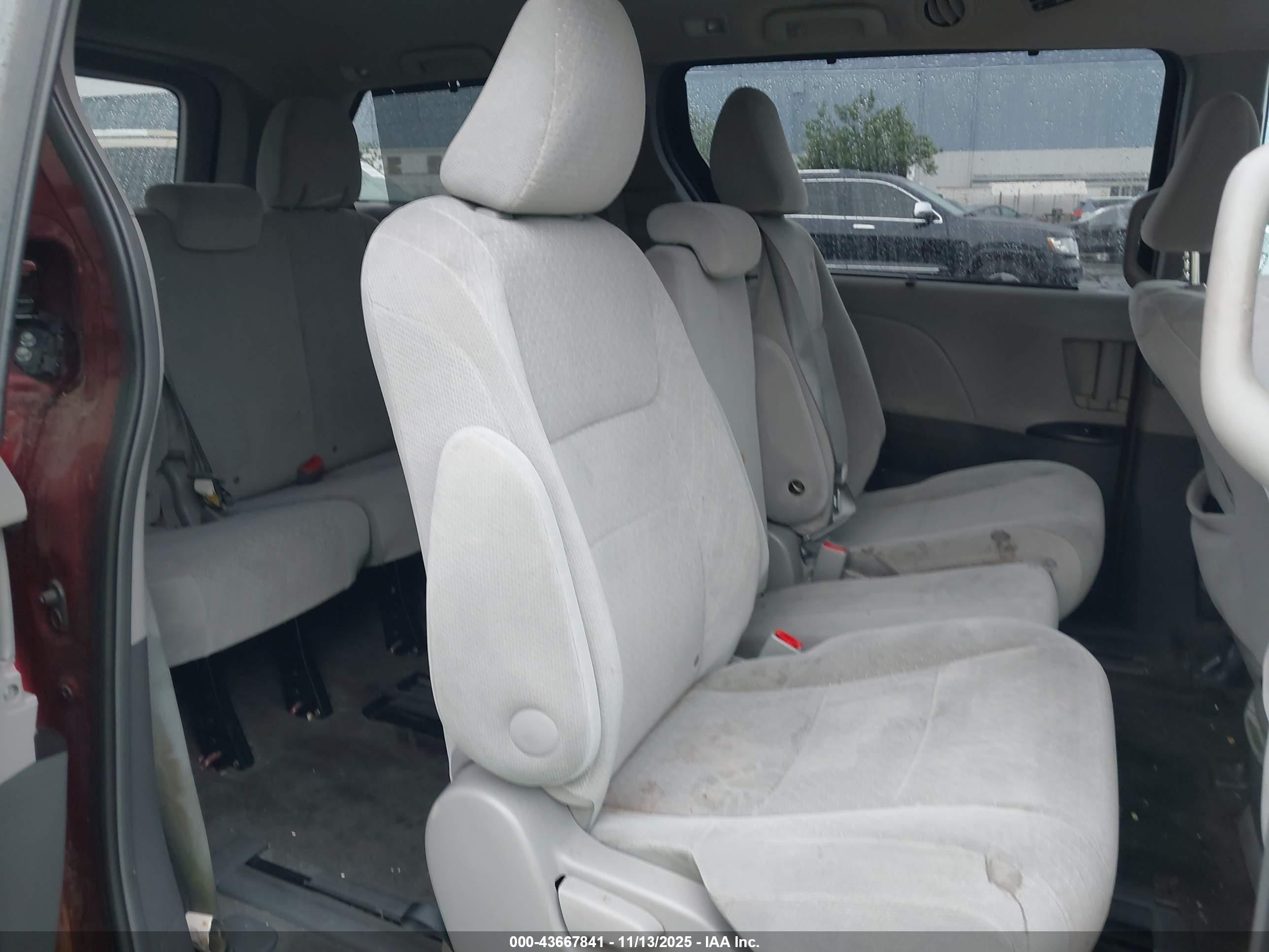 TOYOTA SIENNA image 8
