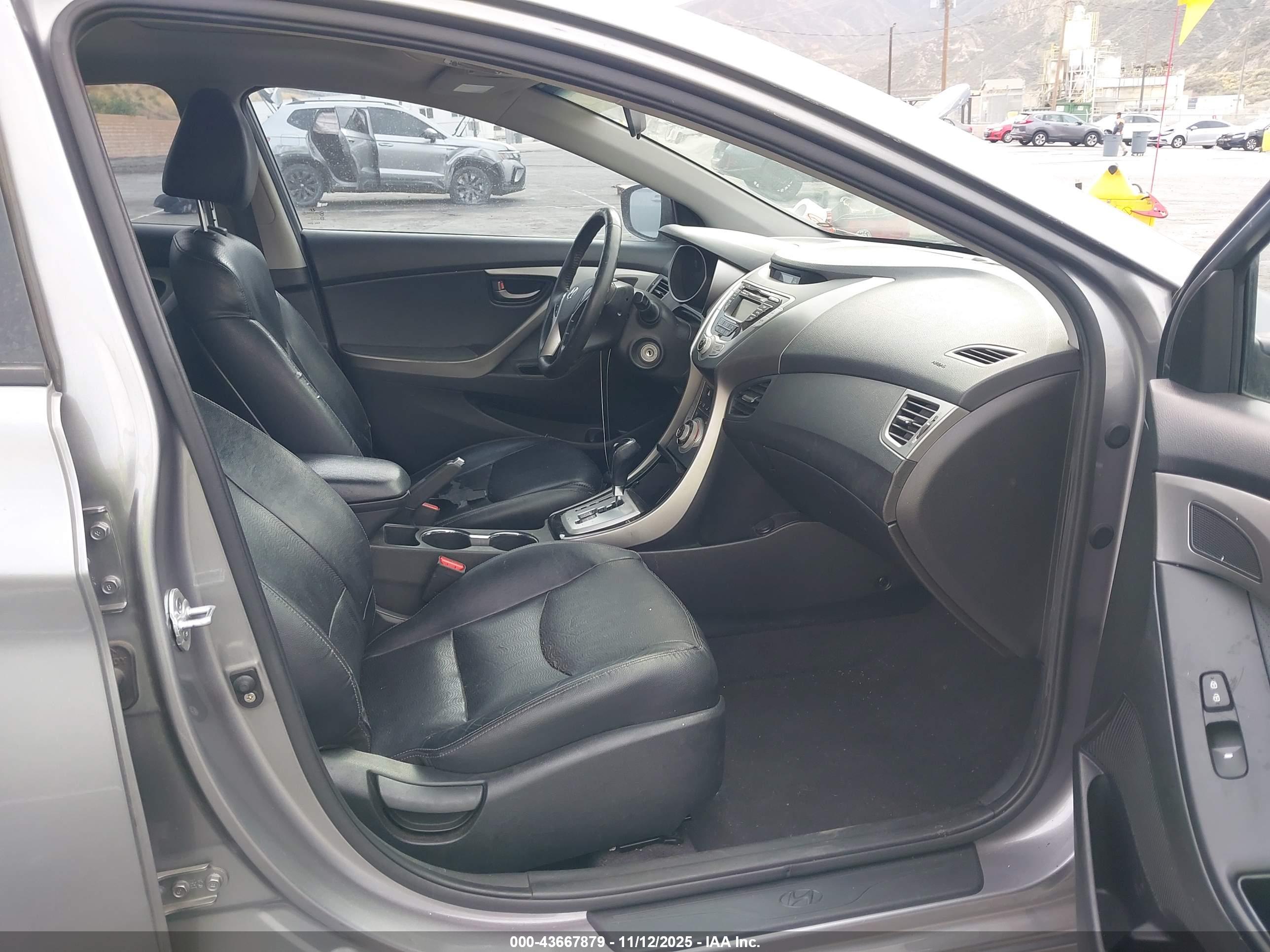 HYUNDAI ELANTRA image 5