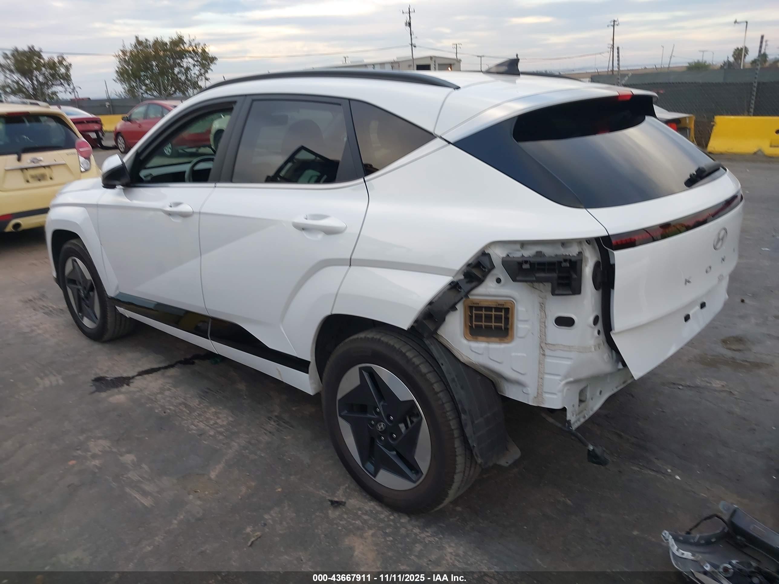 HYUNDAI KONA image 3