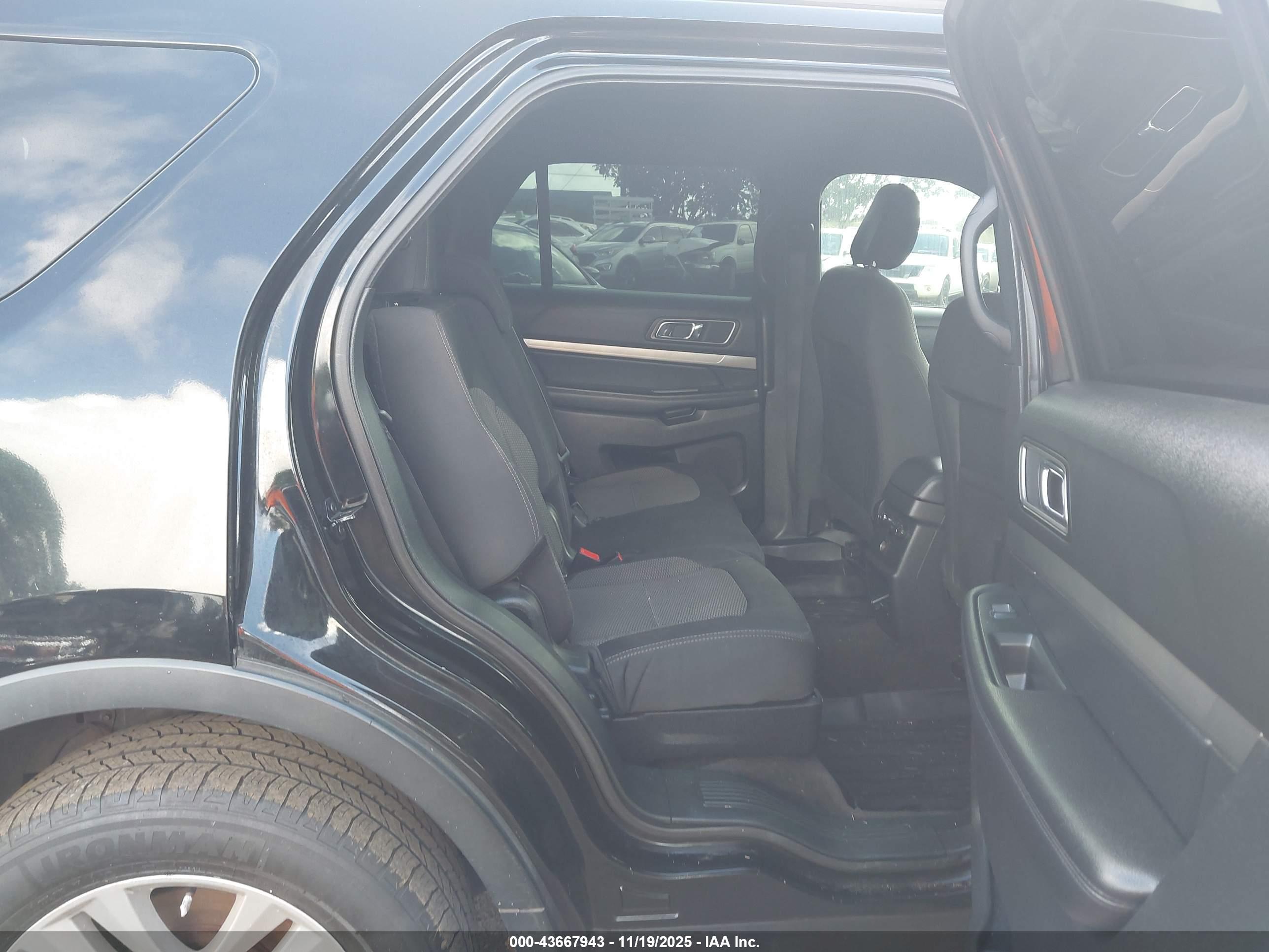FORD EXPLORER image 8